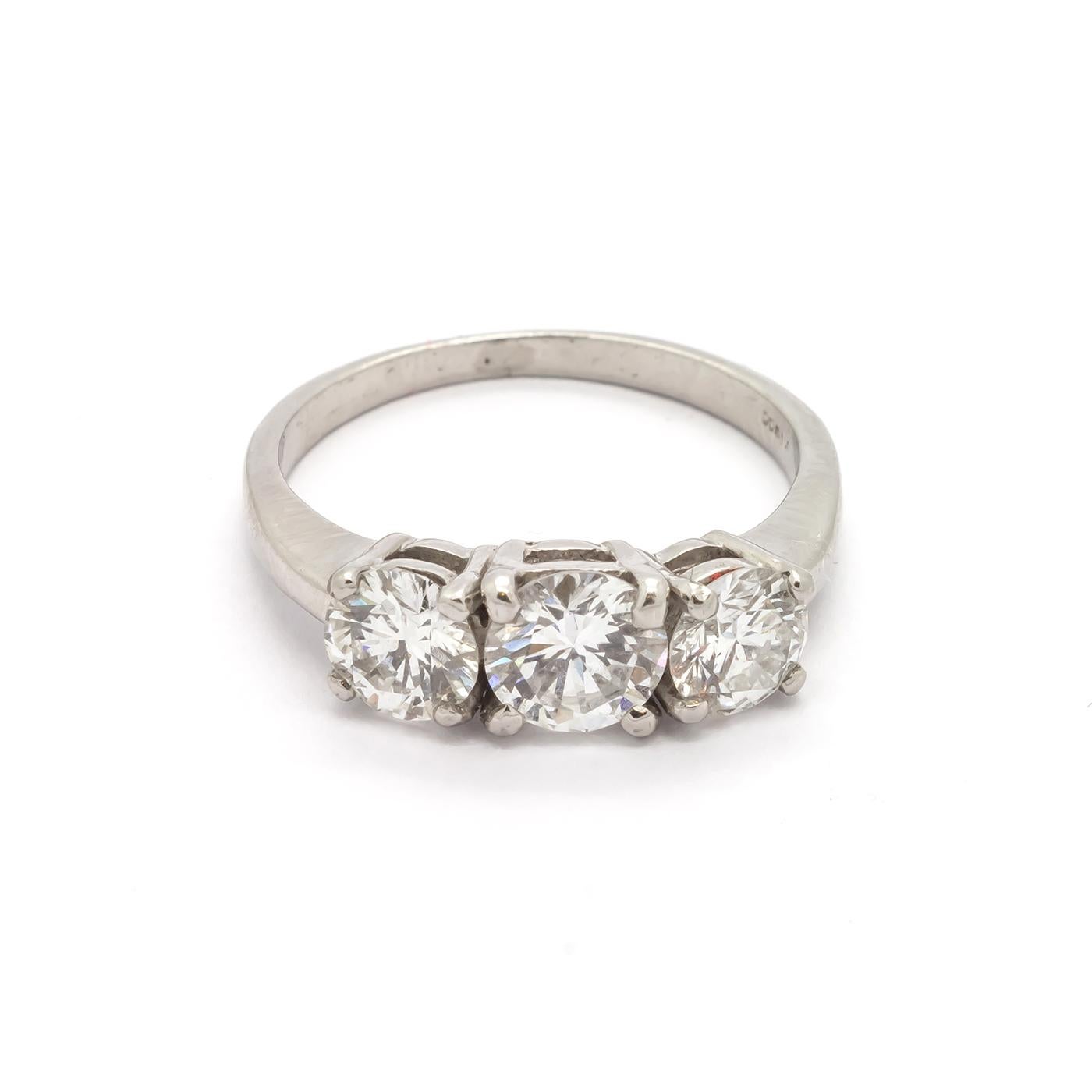 Anello moderno con tre pietre di diamante e platino, 1,60 carati In condizioni buone in vendita a London, GB