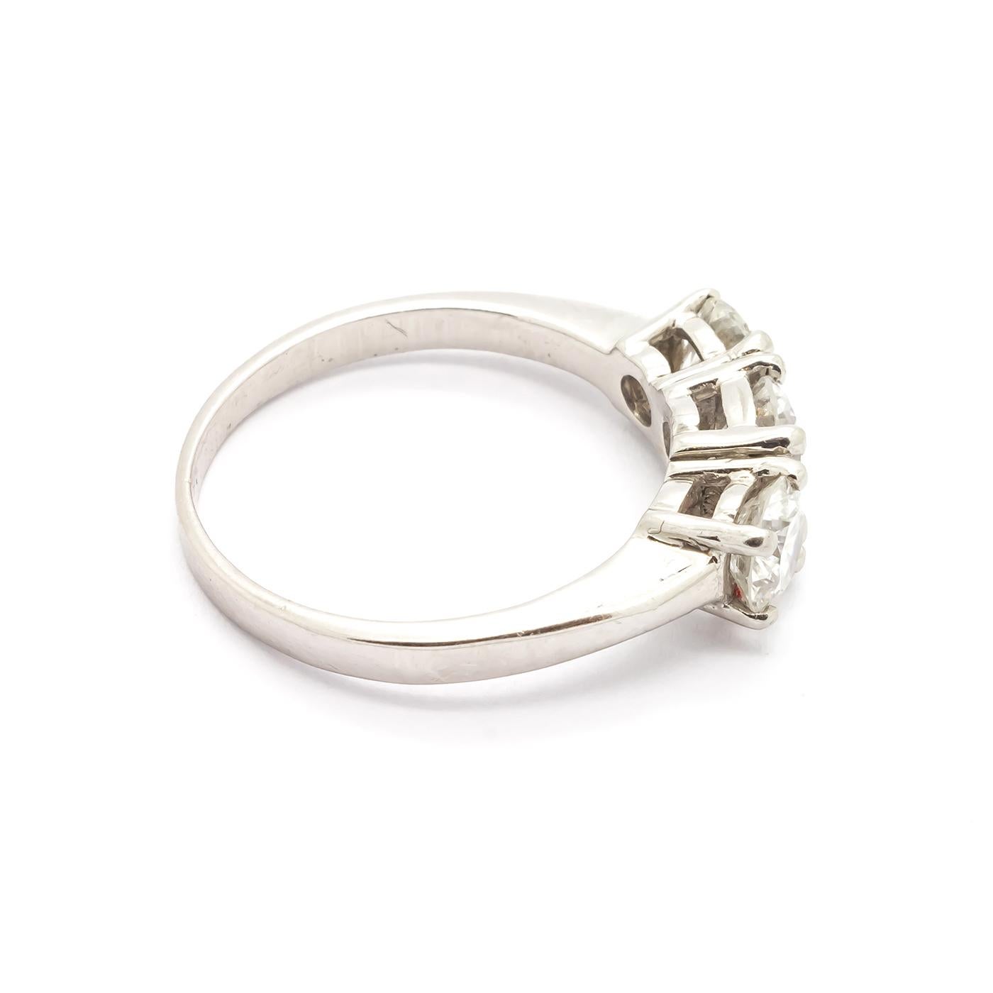 Anello moderno con tre pietre di diamante e platino, 1,60 carati in vendita 1