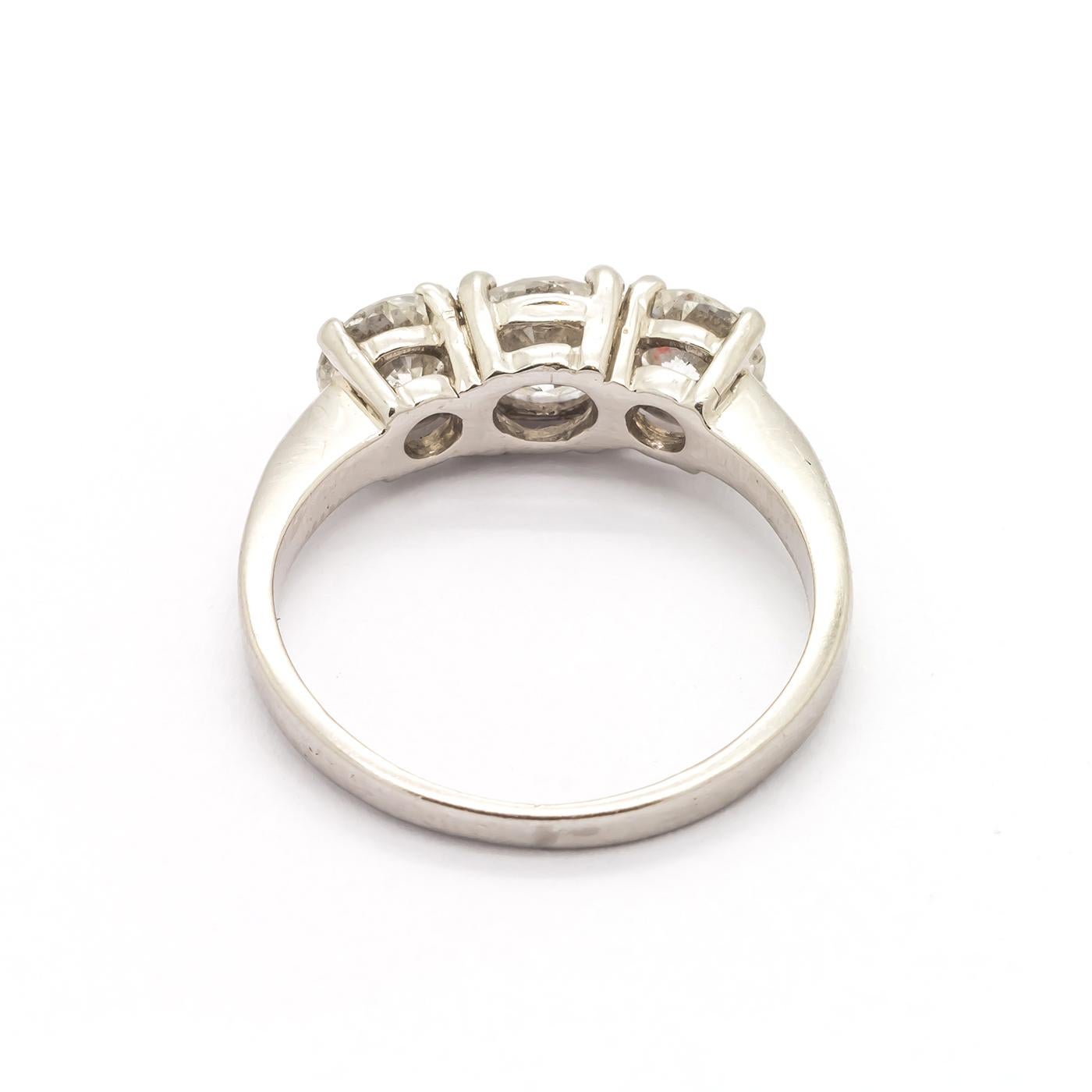 Anello moderno con tre pietre di diamante e platino, 1,60 carati in vendita 2