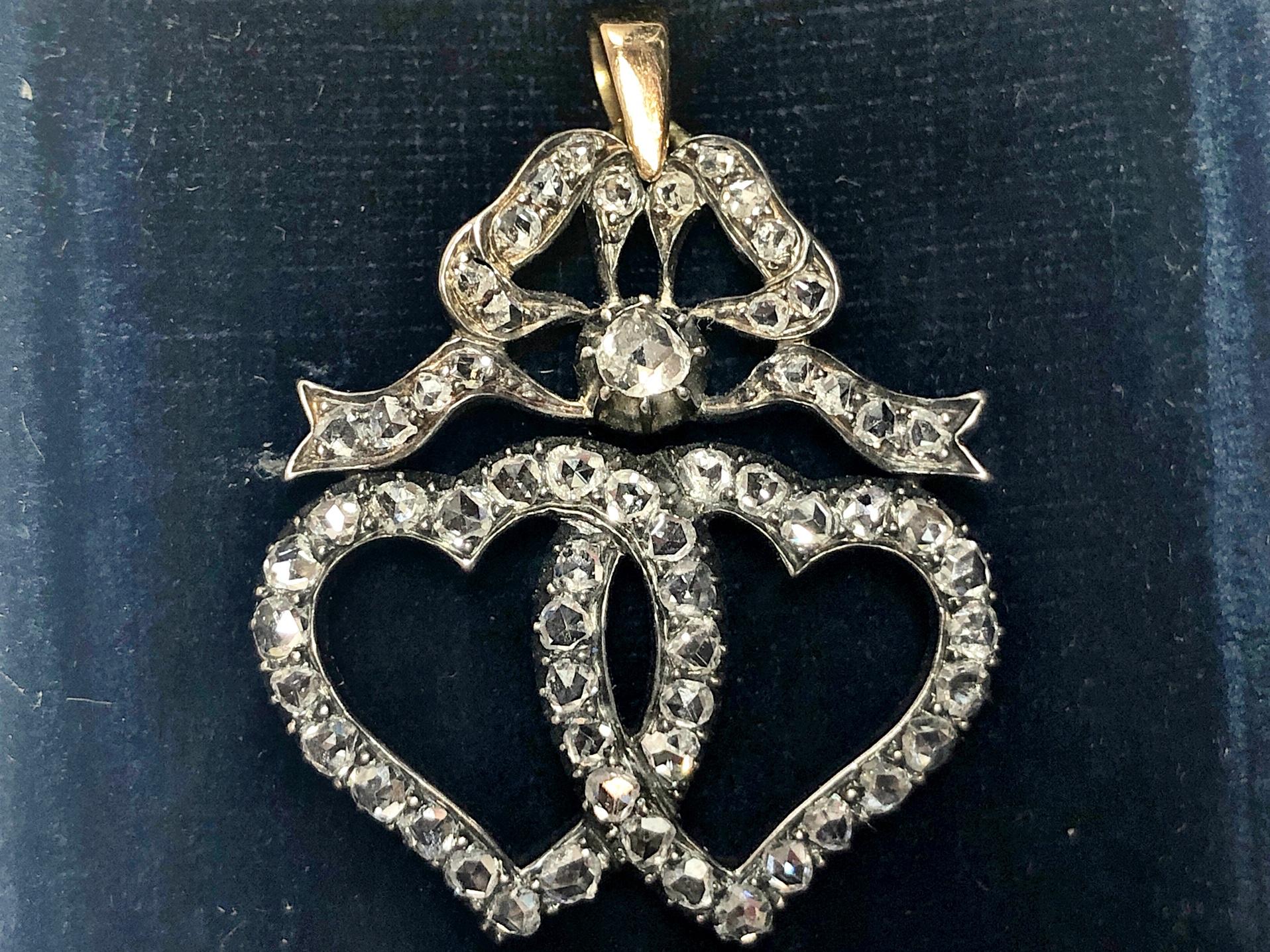 Viktorianischer Diamant-Doppelherz- und Schleifen-Luckenbooth-Silber-auf-Gold-Anhänger im Angebot 1