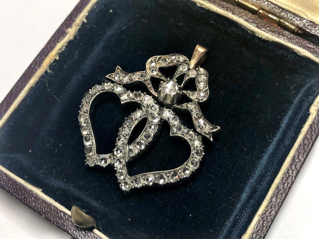 Viktorianischer Diamant-Doppelherz- und Schleifen-Luckenbooth-Silber-auf-Gold-Anhänger im Angebot 2