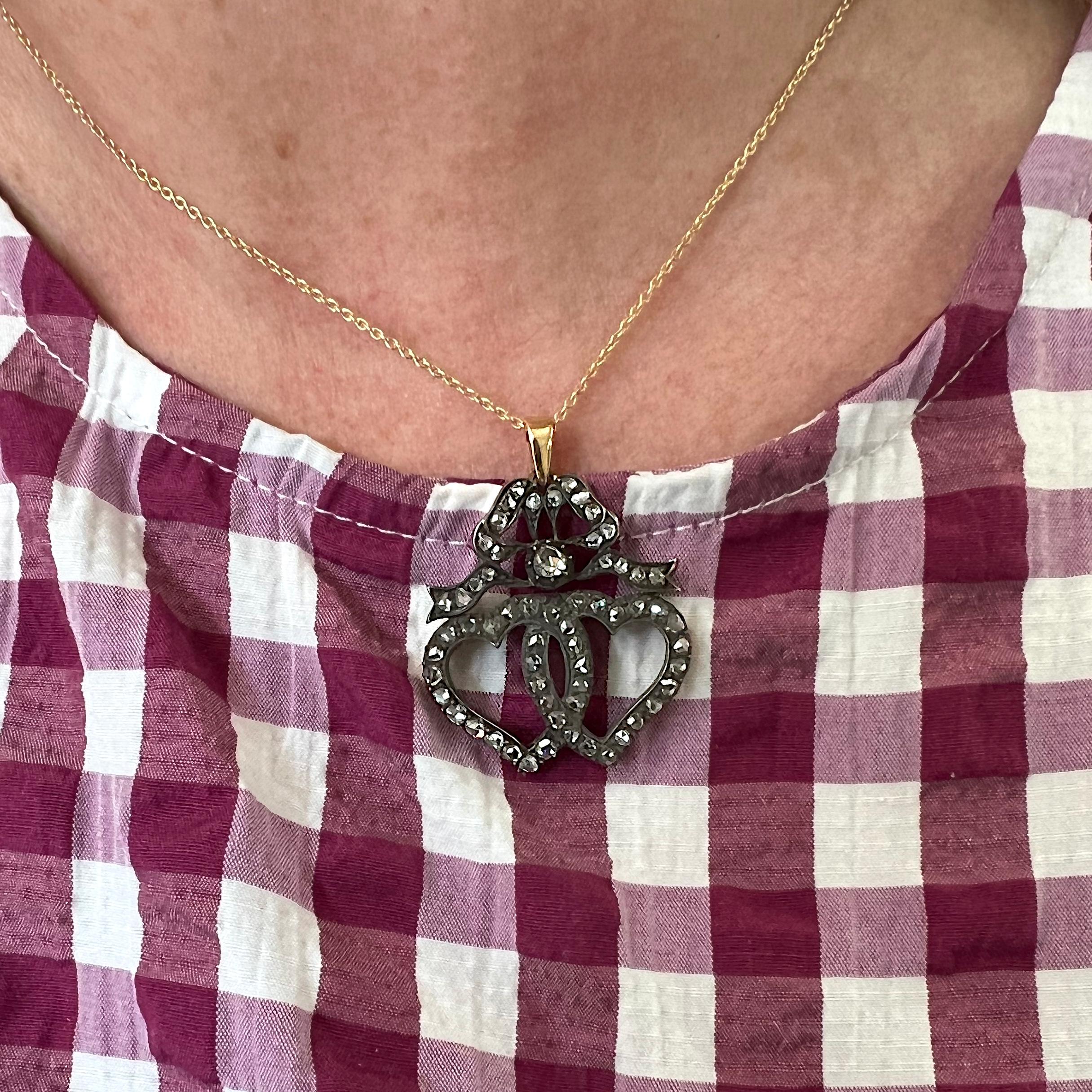 Ein viktorianischer diamantbesetzter Luckenbooth-Doppelhexenherz-Anhänger, mit Diamanten im Rosenschliff in den beiden Herzen und der Schleife, mit einem geschätzten Gesamtgewicht von 1,50ct, in Korn- und Cut-Down-Fassungen, montiert in