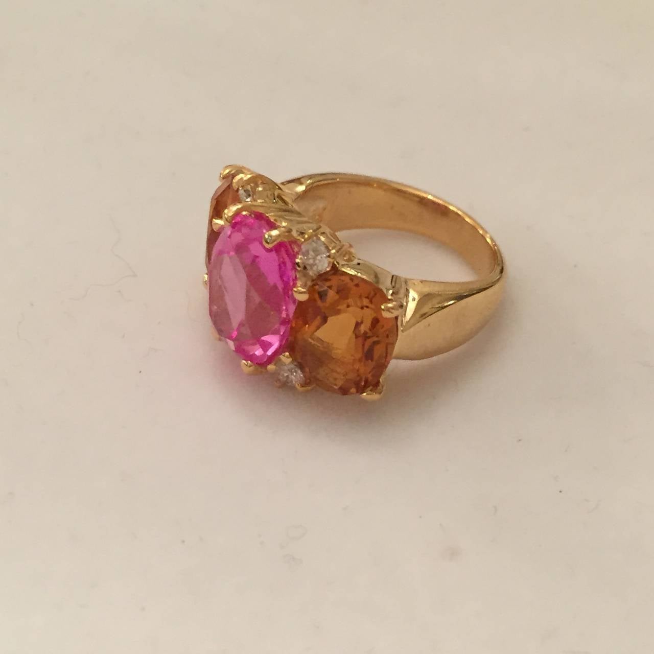 Anello Medium GUM DROP™ in oro giallo 18kt su misura di Christina Addison con Topazio rosa centrale ovale sfaccettato, due Citrini arancioni ovali sfaccettati e quattro diamanti rotondi ~0,40cts

L'anello misura ~ 1