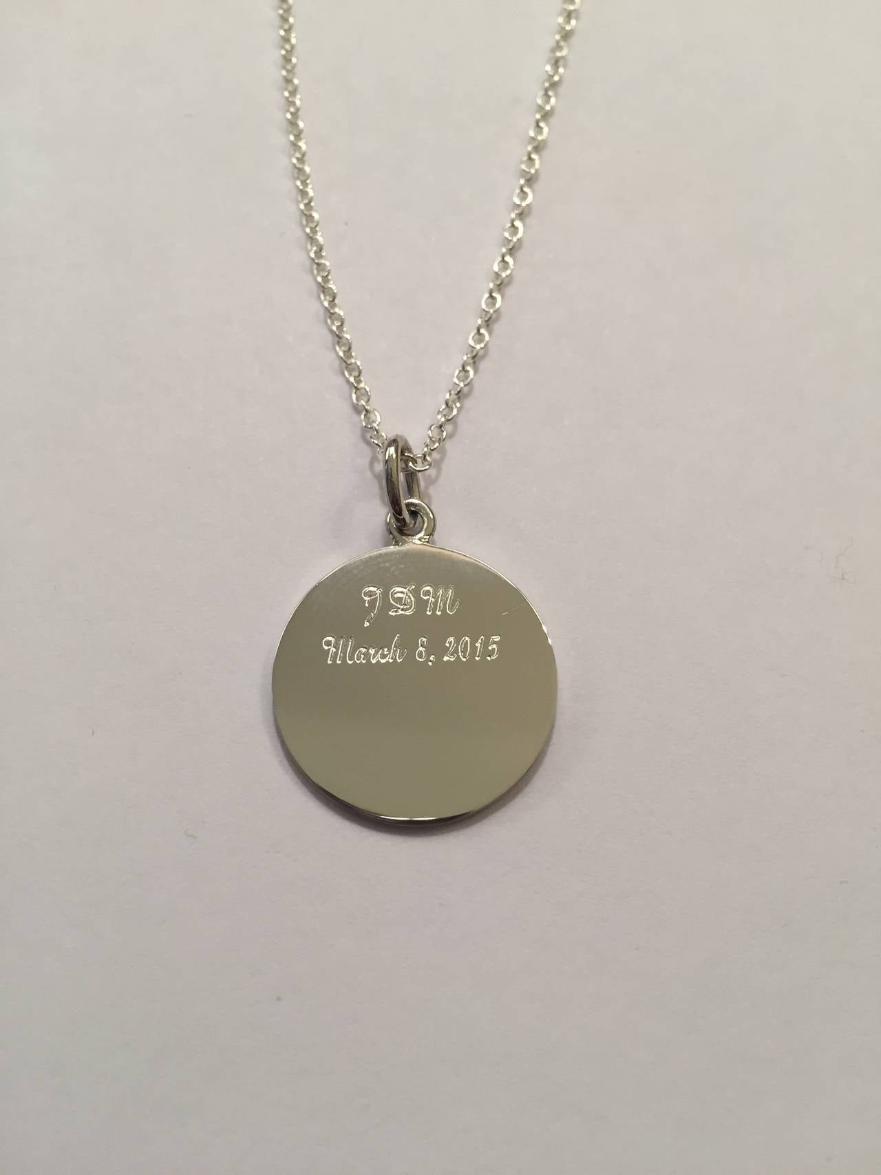 Collier pendentif de première communion en argent personnalisé.  Nous gravons au laser le logo de votre église ou de votre école sur le devant, puis nous gravons les initiales ou le monogramme de votre enfant à l'arrière avec la date de la première