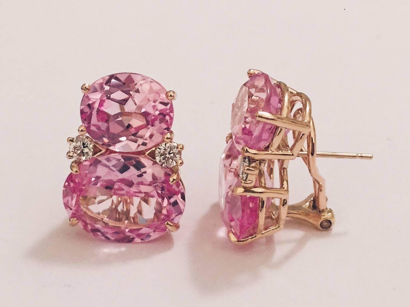 große GUM DROP™-Ohrringe aus 18kt Gelbgold mit facettiertem rosa Topas und Diamanten.  Der oberste ovale rosa Topas  ca. 5 ct und der untere facettierte rosa Topas ca. 12 ct, sowie 4 Diamanten mit einem Gewicht von ca. 0,60 ct  

Die Ohrringe sind