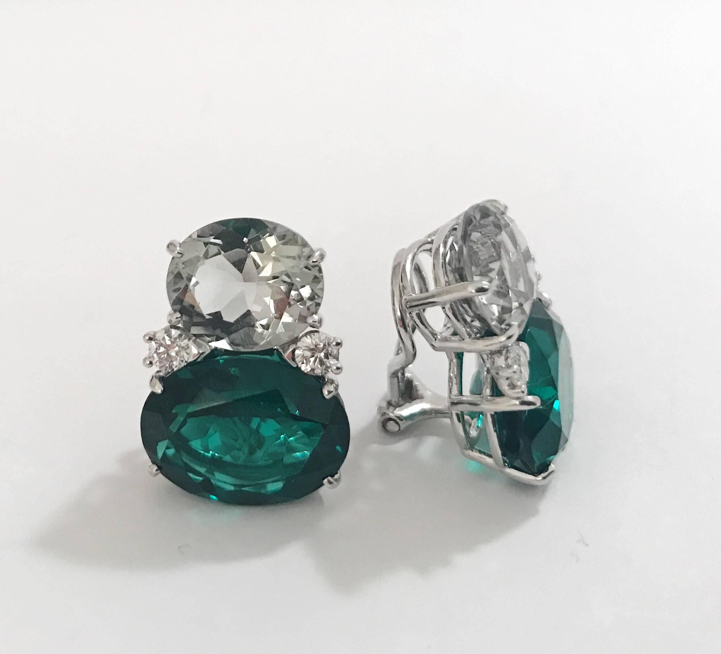 
Orecchini GUM DROP™ grandi in oro giallo 18kt con ametista verde chiaro, topazio verde intenso e diamanti. L'ametista verde ovale sfaccettata in alto ha un peso di circa 5 carati e il topazio verde intenso in basso ha un peso di circa 12 carati,