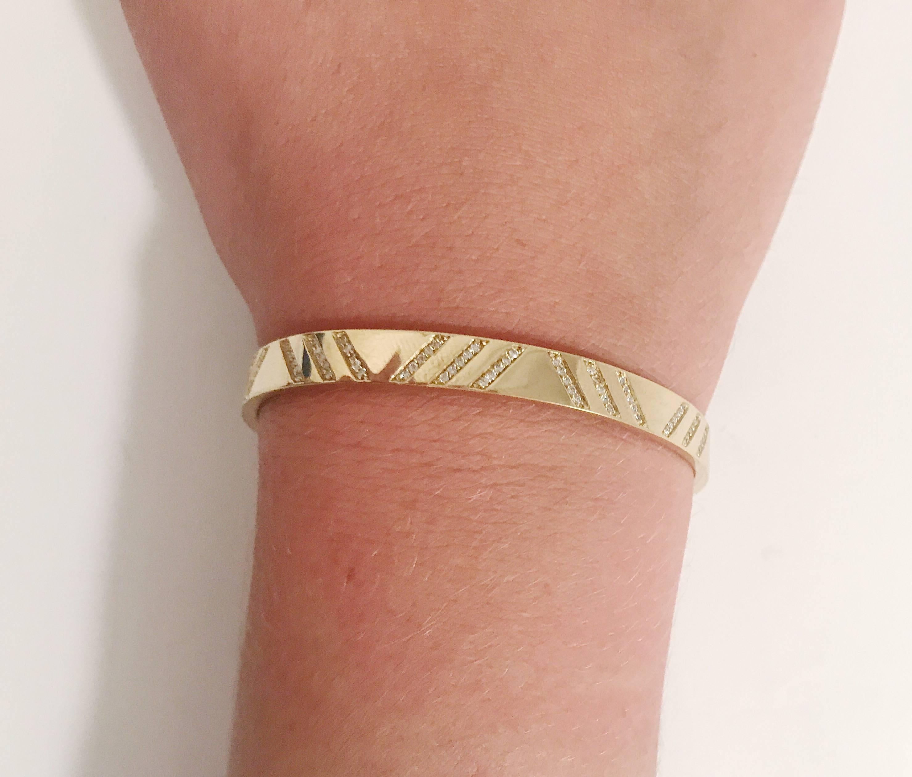 Contemporain Bracelet manchette «lash » en or jaune et diamants en vente