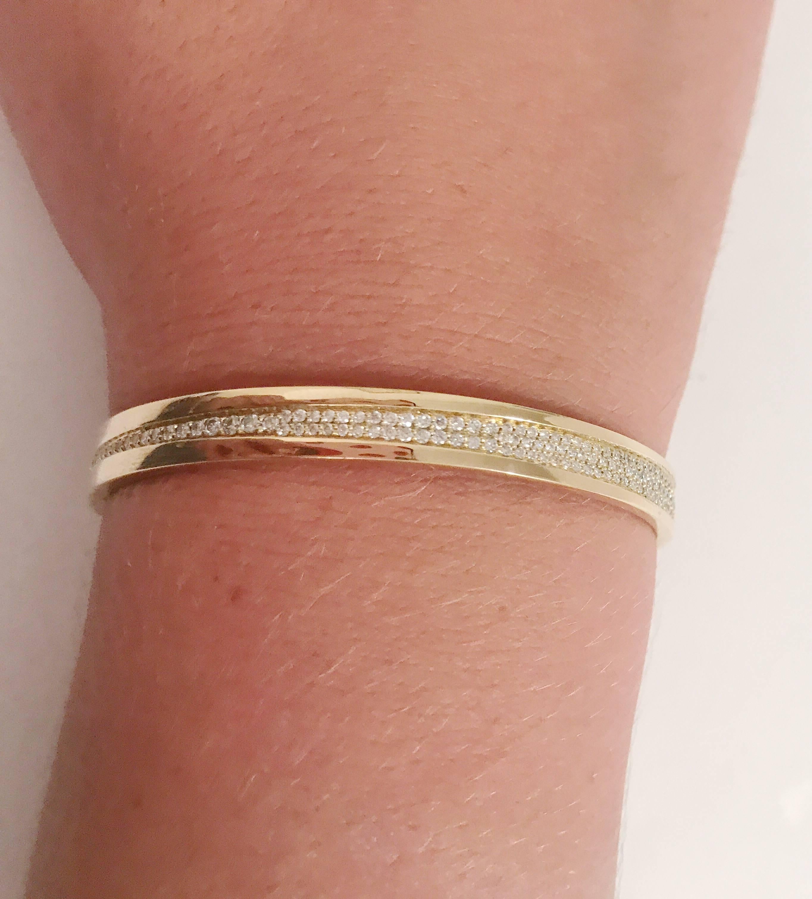 Contemporain Bracelet manchette en or jaune et diamants granulés en vente