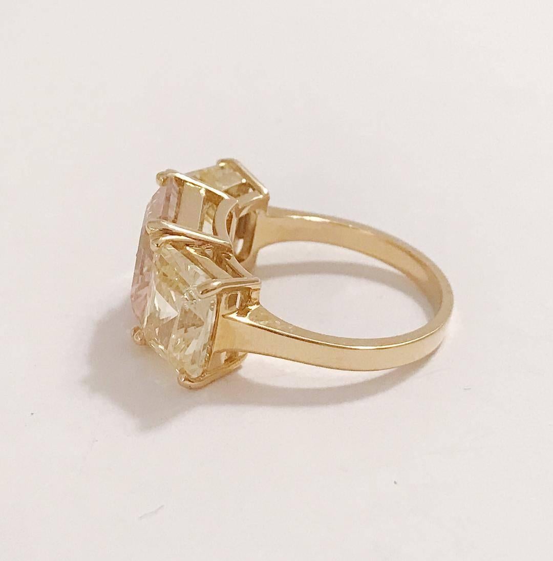 Christina Addison  Bague sur mesure en or jaune 18 carats avec des zircons semi-précieux roses et jaunes.
(pas le cristal synthétique de zircone cubique)  

Le zircon se présente sous différentes couleurs. Sa palette variée de teintes jaunes,