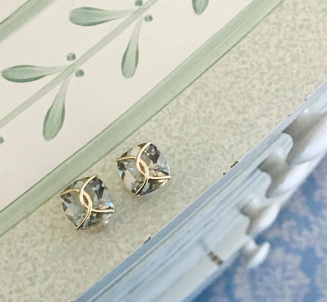 Green Amethyst Cushion Stud Earring with Yellow Gold Wire Wrap In New Condition For Sale In New York, NY