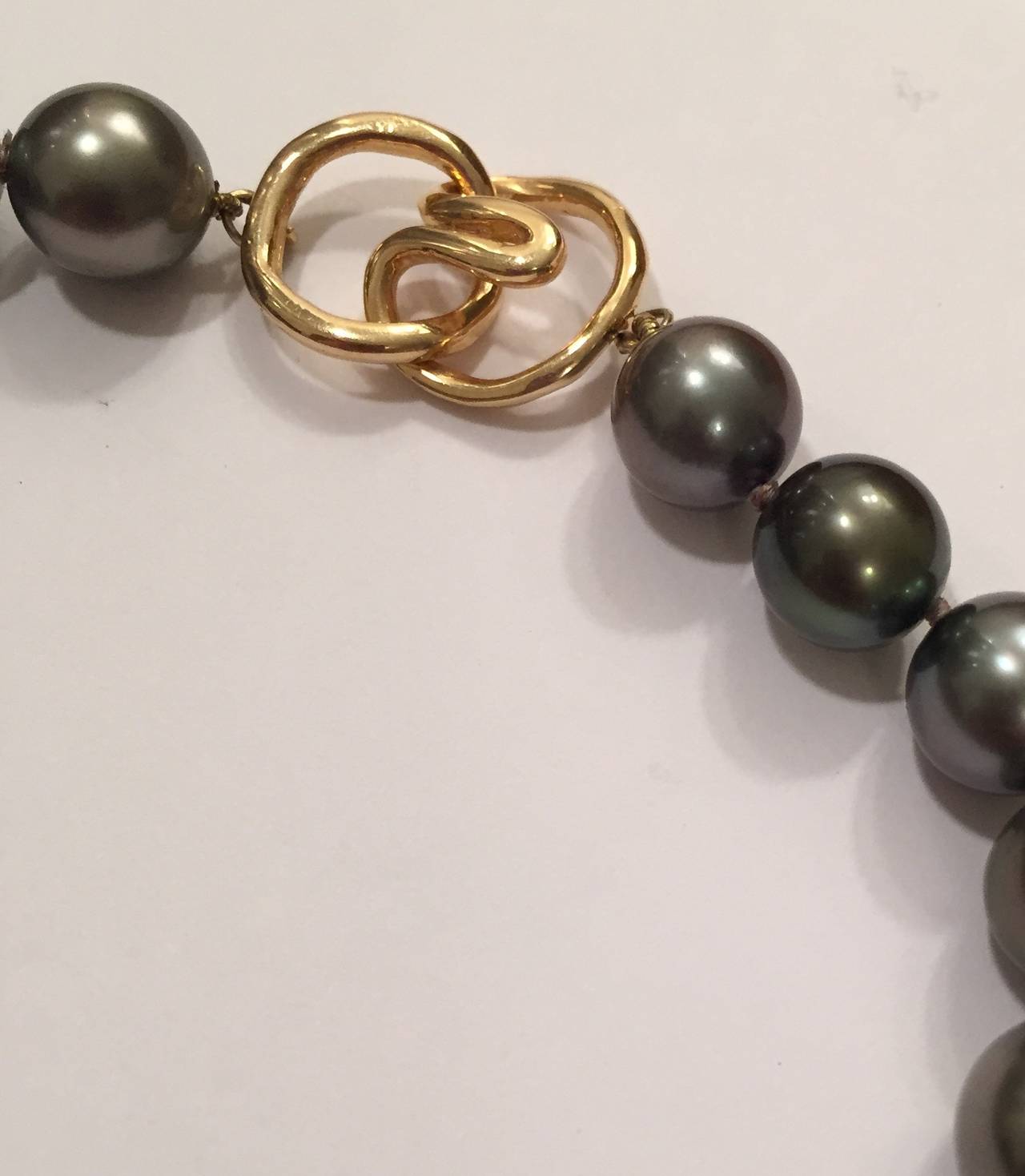 Elegant graduated Gray Cultured Pearl Necklace  finished with an 18kt Yellow Gold clap.  The pearls measure 8 x 12mm.

Please let me now if there are any other inquiries you may have.