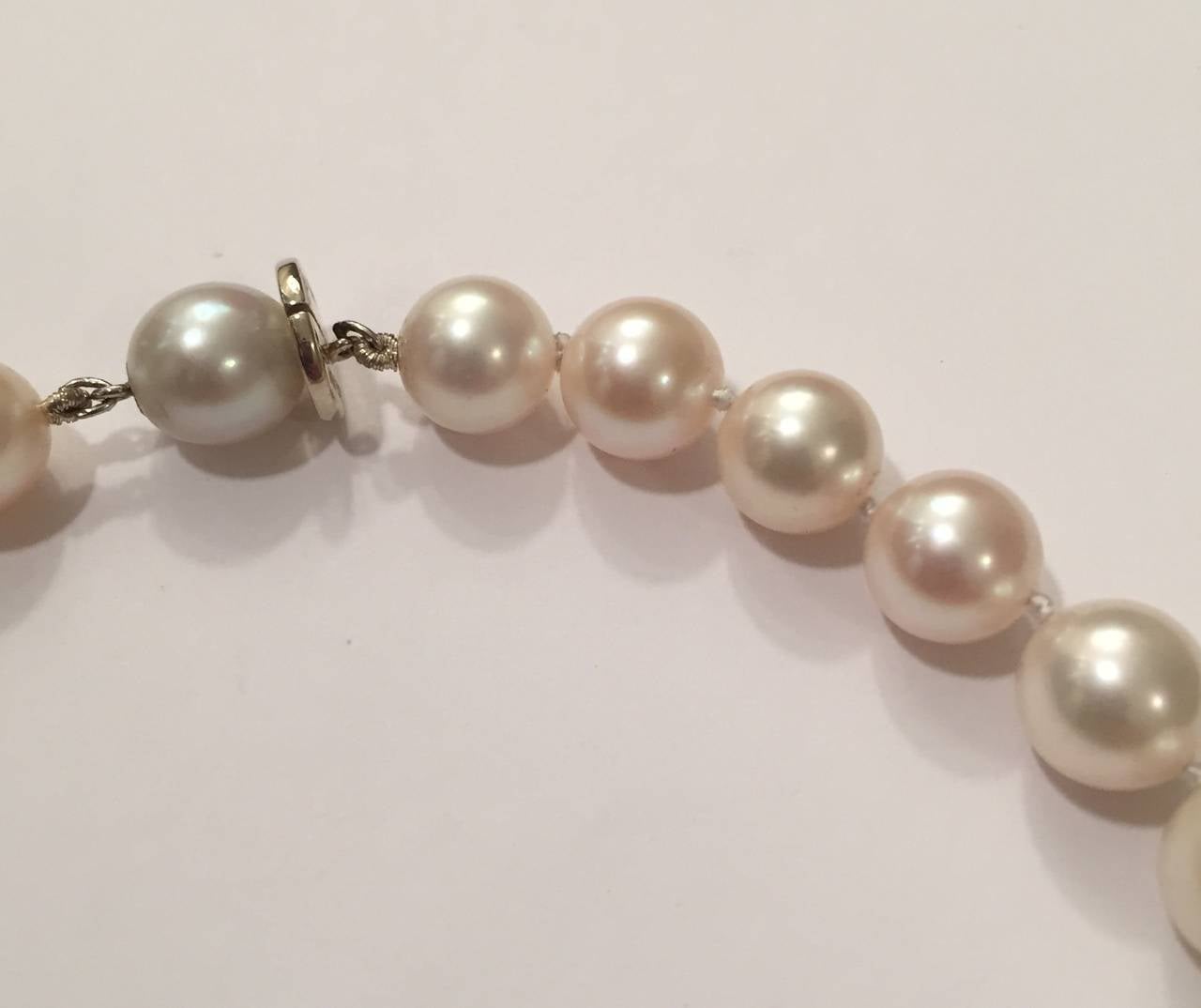 Elegante, leicht abgestufte weiße Zuchtperlenkette mit Verschluss aus 18 Karat Weißgold.  

Die cremefarbenen Perlen mit schönem Glanz messen 8 x 10 mm und sind bei 17