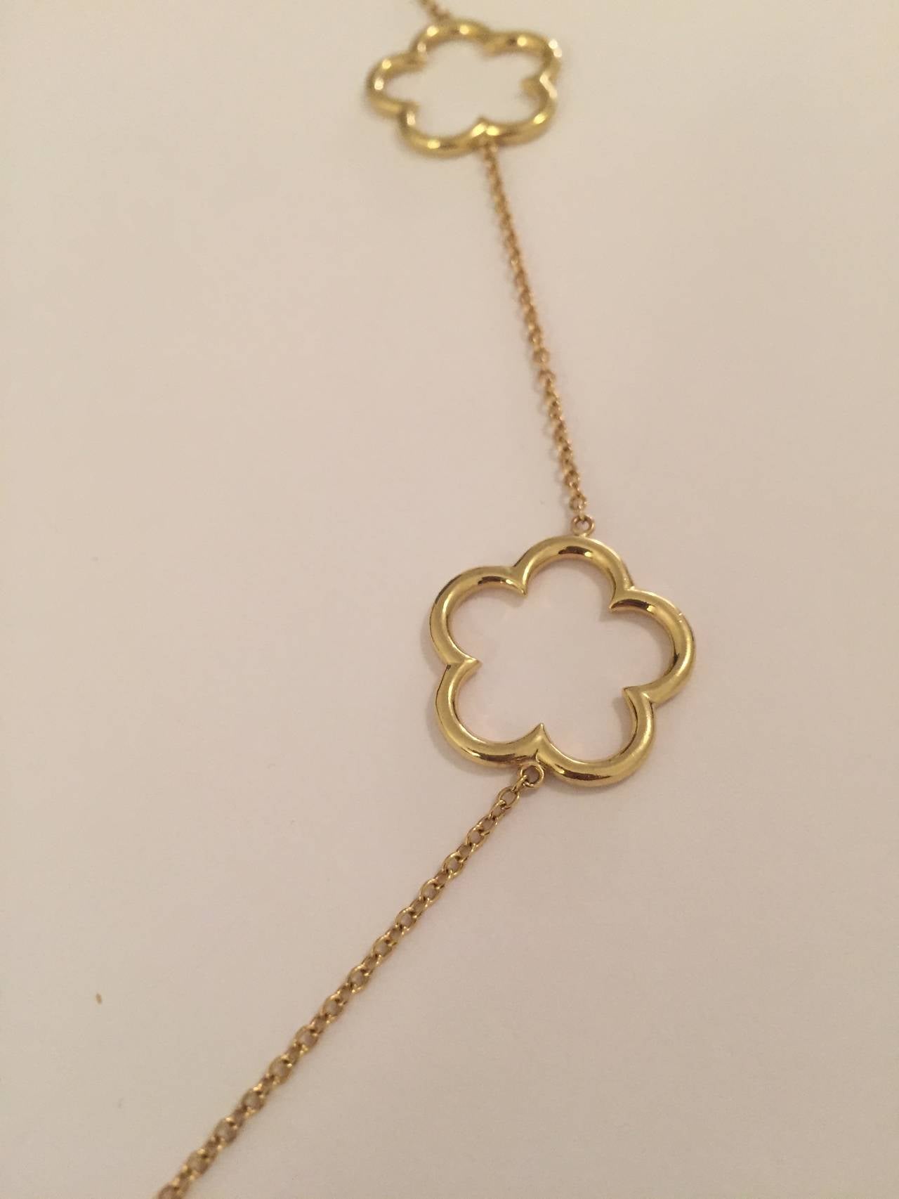 collier à 5 trèfles ouverts en or jaune 18 carats, avec 5 élégants trèfles ouverts posés sur la ligne du cou et finis avec une fermeture en homard.

Ce collier mesure 17
