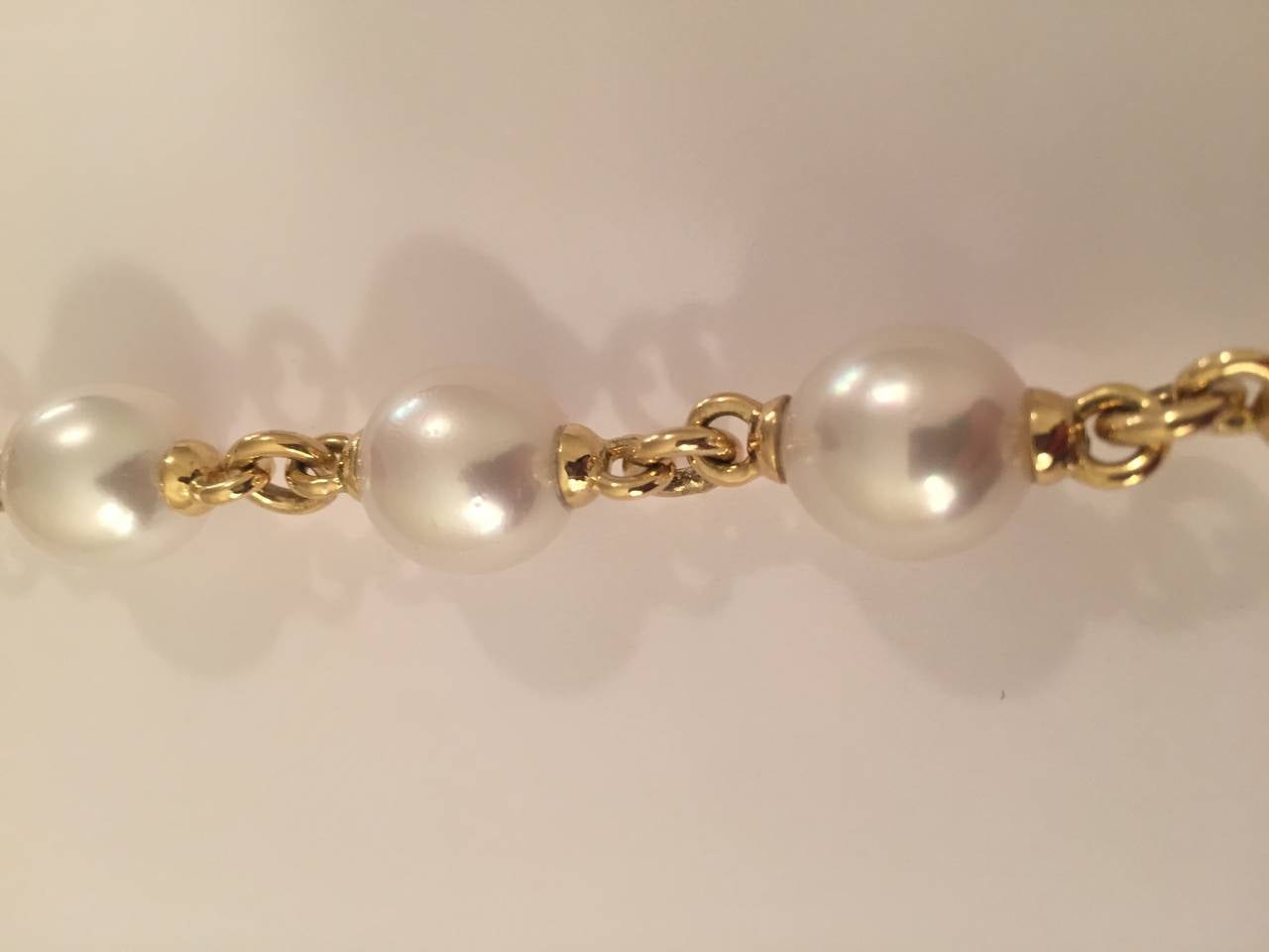 18kt Yellow Gold link and South Sea Pearl Bracelet finished with Toggle closure  In New Condition In New York, NY