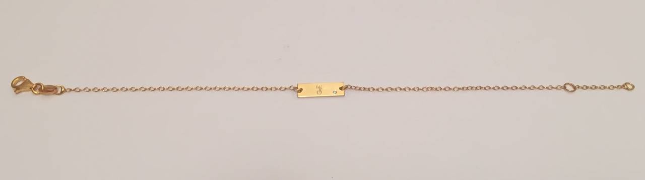 Bracciale con piastrina iniziale e accento di diamanti.  Personalizza questo delicato bracciale con un diamante incastonato.  La placca d'oro misura circa 1/2