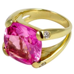 Bague dôme en topaze rose facettée taille coussin et diamants