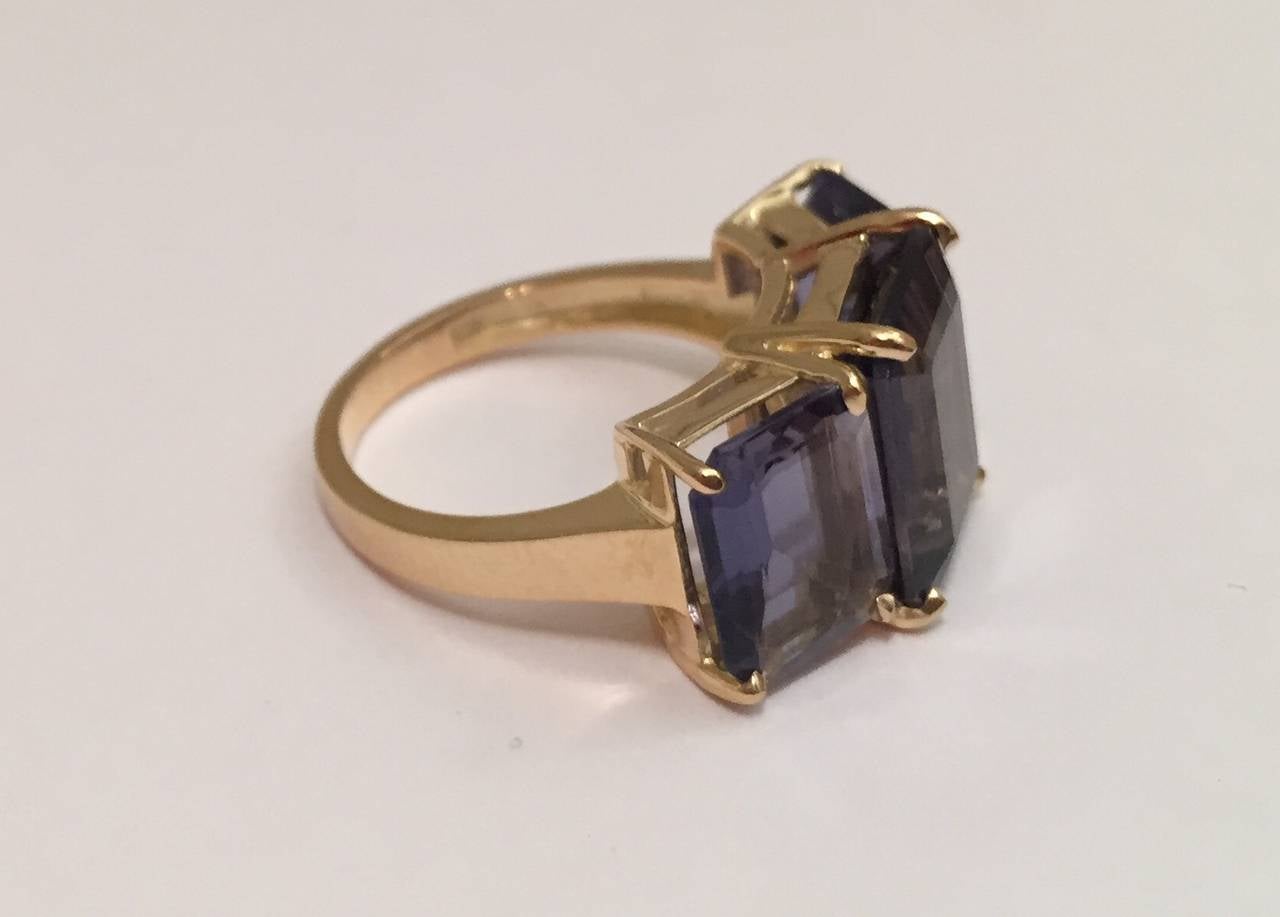 Anello a tre pietre in oro con iolite tagliata a smeraldo in vendita 1
