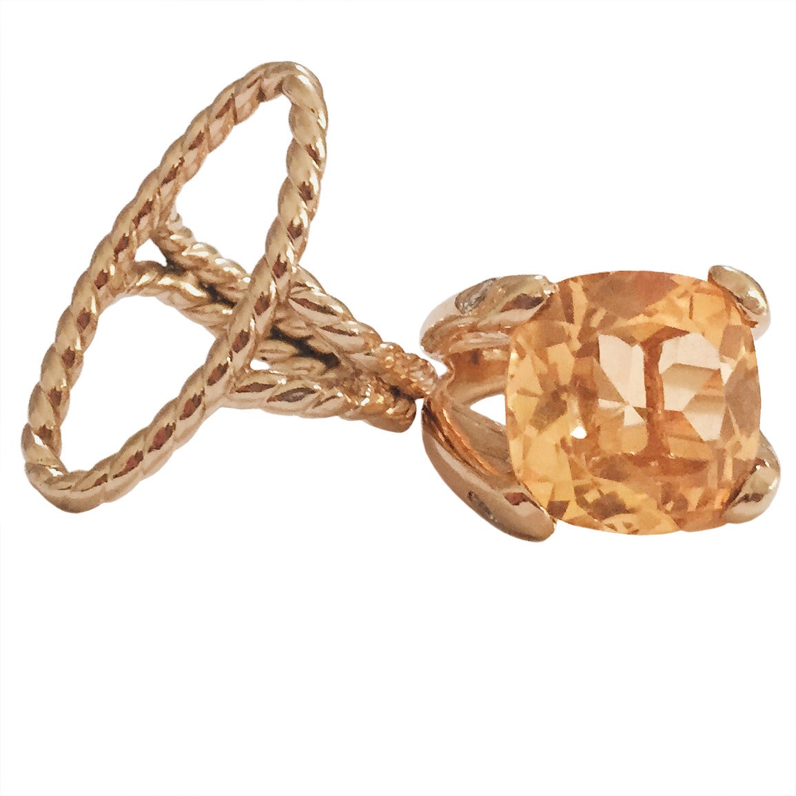 Anello ovale aperto e ritorto in oro giallo 18 kt

Contemporaneo ma classico, disponibile anche in oro bianco o oro rosa

L'anello può essere realizzato in qualsiasi misura
