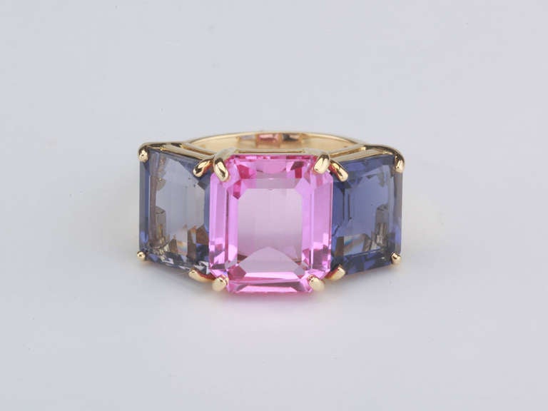 bague en or jaune 18 carats taille émeraude avec topaze rose (environ 5 cts) et iolite (environ 4 cts chacun).

L'anneau mesure environ 1