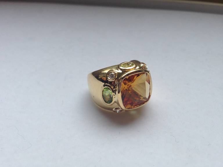 Bague BONHEUR : Bague en or jaune 18 carats en forme de dôme avec une citrine facettée, des péridots ovales facettés et des diamants ronds.  

Cette bague est disponible dans n'importe quelle combinaison de pierres de couleur.

Cette bague peut être