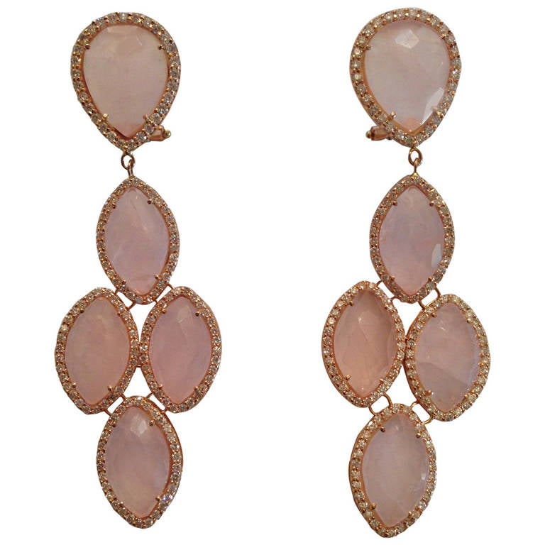 Boucles d'oreilles chandelier en or rose, quartz rose et diamants