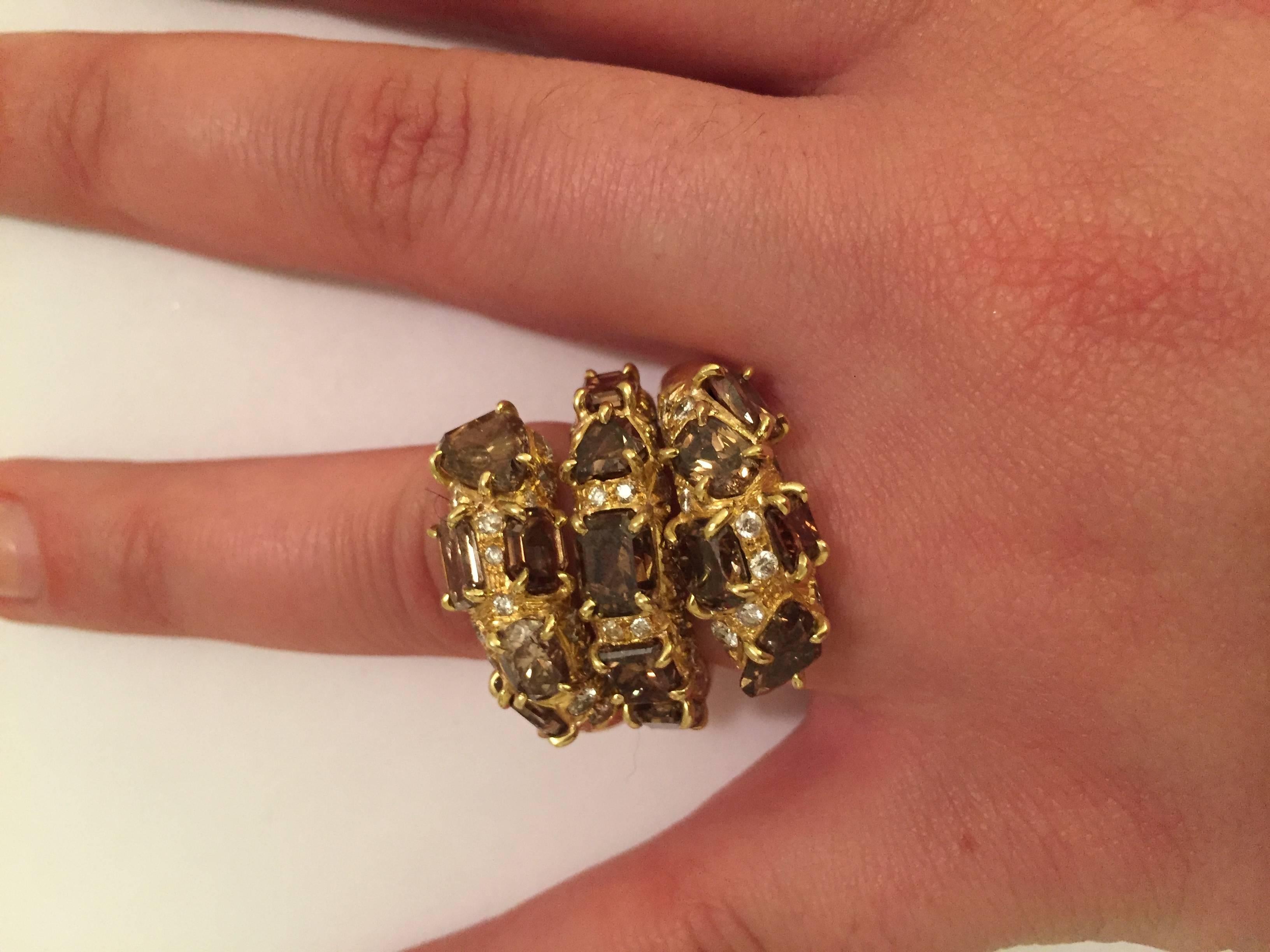 Modern Gold Swirl Ring with Brown Diamond Slices and Round Brown Diamond Detail In New Condition For Sale In New York, NY