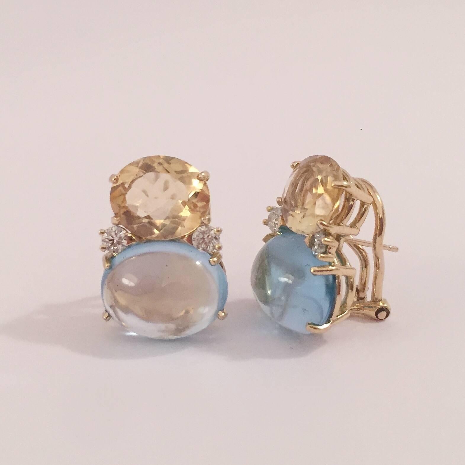 boucles d'oreilles GUM DROP™ en or jaune 18 carats avec citrine facettée et topaze bleue cabochon et diamants. La Citrine ovale à facettes du haut pèse environ 5 cts chacune et la Topaze bleue cabochon du bas pèse environ 12 cts chacune, ainsi que 4