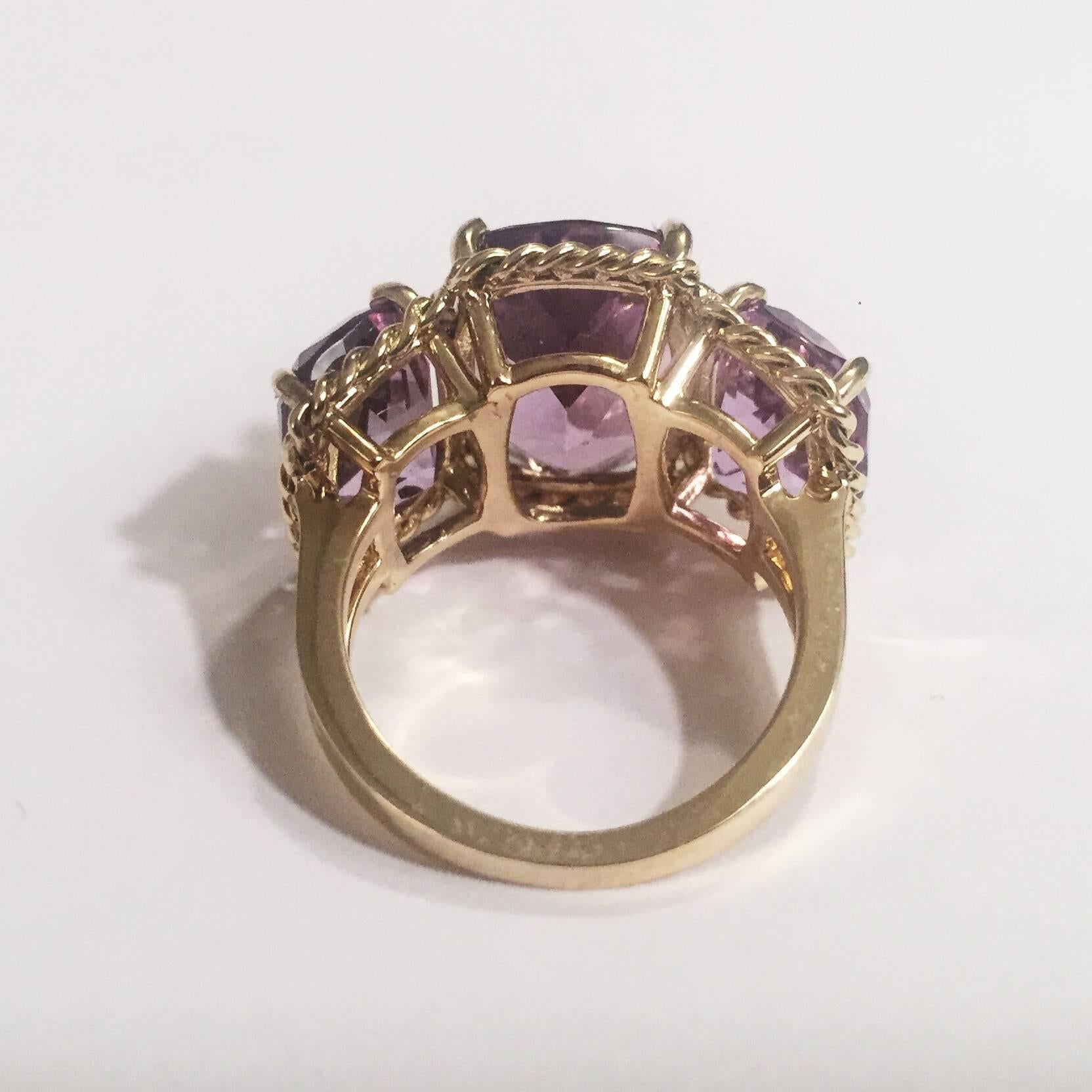 Contemporaneo Elegante anello a tre pietre con bordo a corda d'oro in vendita