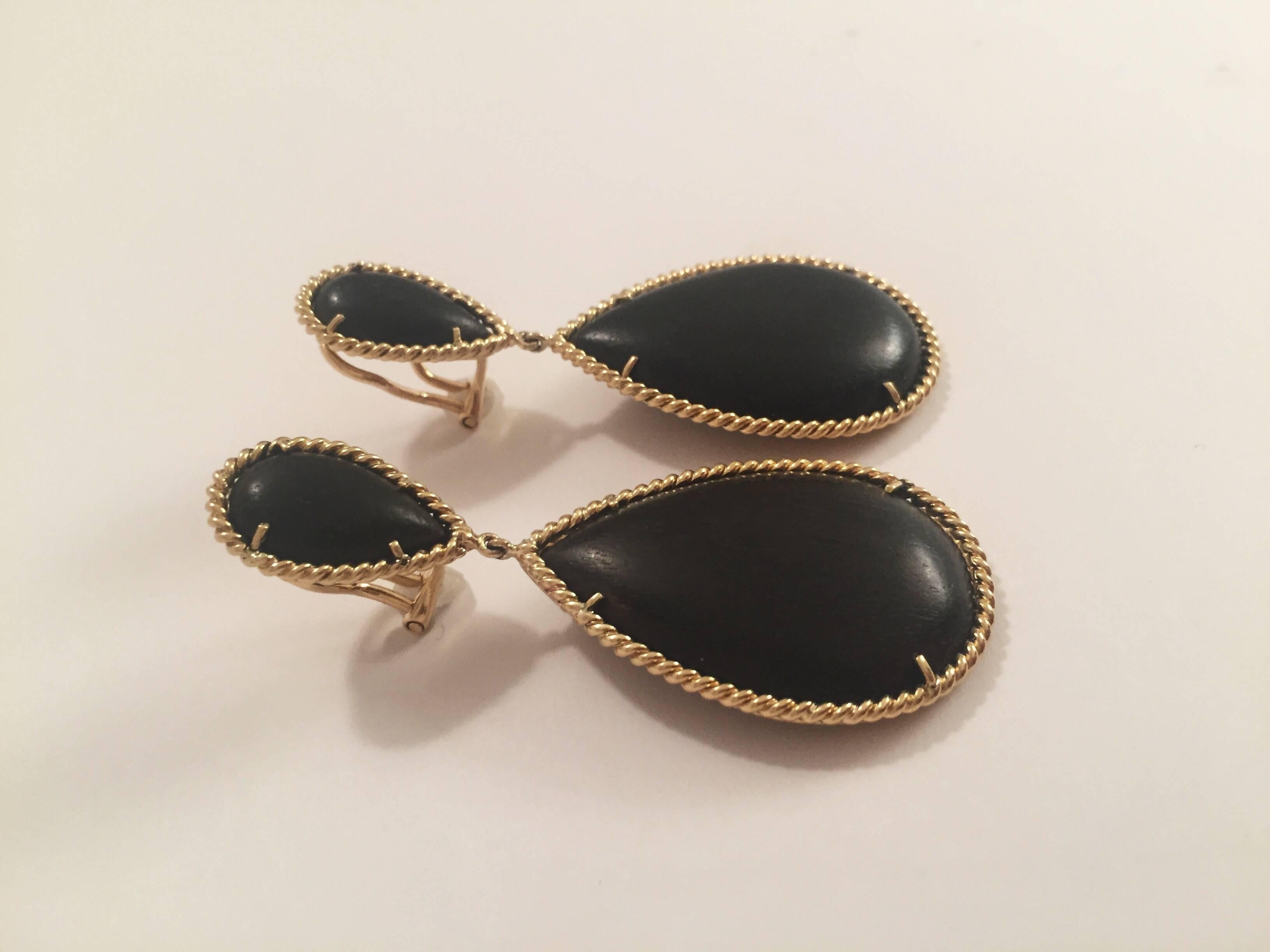Elegant 18kt Yellow Gold and Ebony Wood Drop Earring finished with Twisted Gold Border.

The earrings measures ~  2 1/2 inches long and ~ 1 1/8 at it widest point.

The earring can be made for pieced or clip earrings.

Please contact us with
