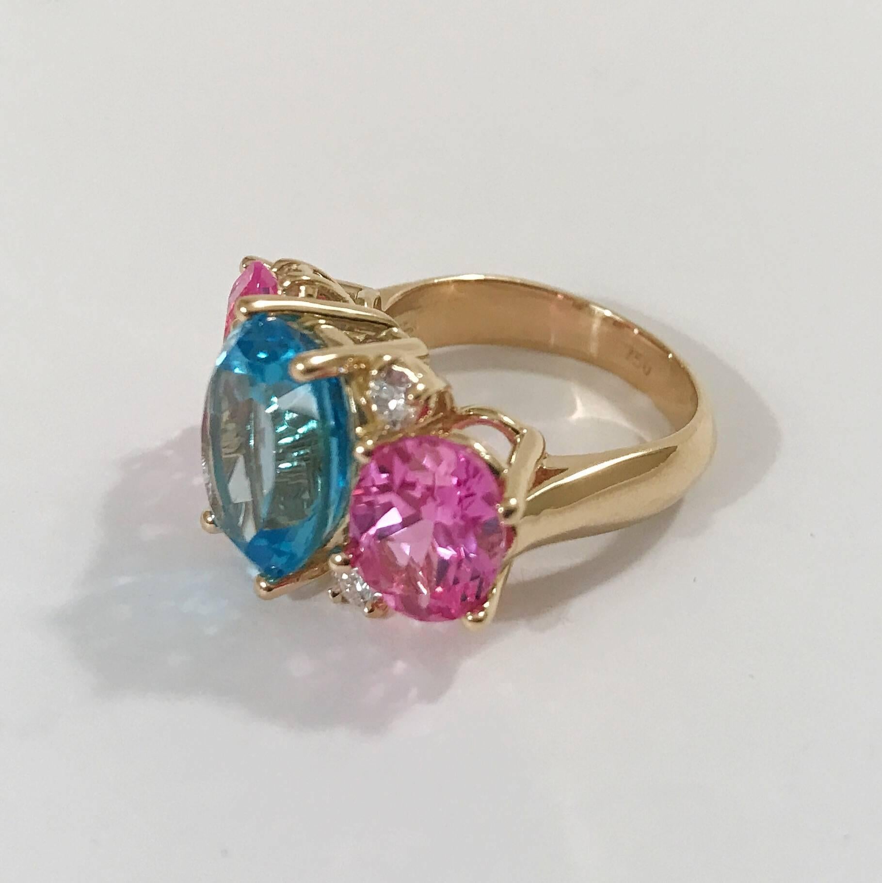 Anello Christina Addison su misura in oro giallo 18kt Medium GUM DROP™ con Topazio Blu centrale ovale sfaccettato e due Topazi Rosa ovali sfaccettati e quattro diamanti rotondi ~0,40cts  

L'anello misura ~ 1