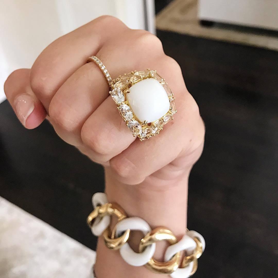 White Jade and White Topaz Yellow Gold Classic Cocktail Ring In New Condition For Sale In New York, NY