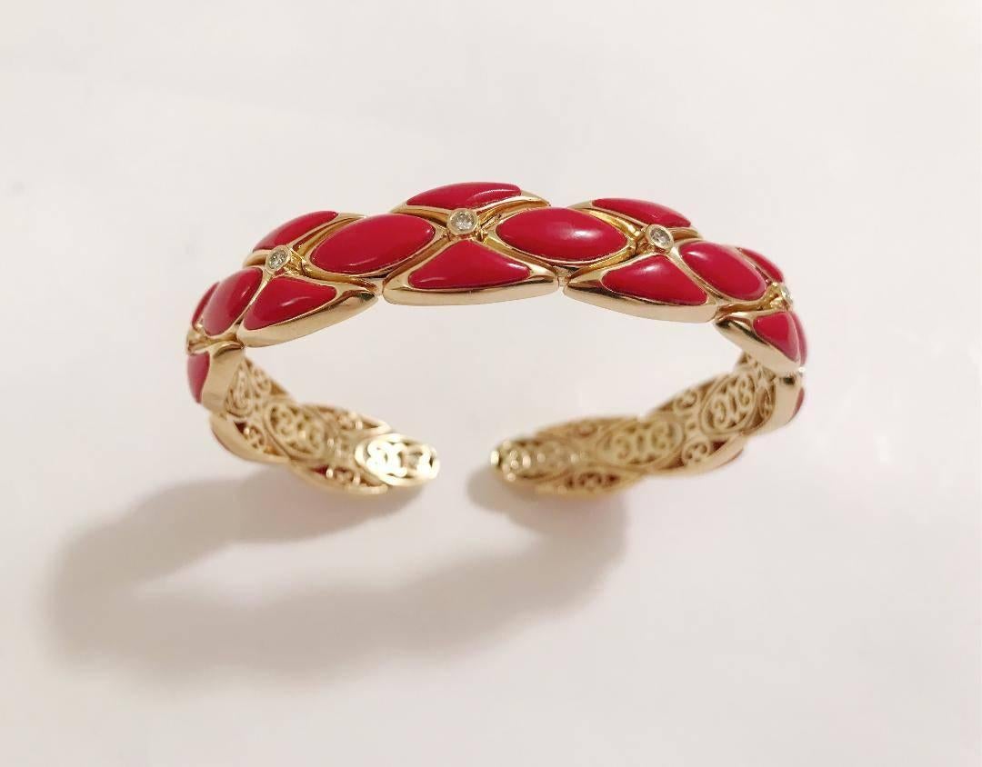 Elegantes Manschettenarmband aus 18kt Gelbgold mit rotem Harz und Diamanten.

Dieses Armband kann mit jeder Farbe des Harzes oder der Emaille (Weiß etc.) hergestellt werden. Darüber hinaus kann mit jeder Farbe Gold gemacht werden.

Kann für jede