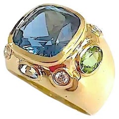 Bonheur Ring, dunkelblauer Topas, Peridot, blauer Topas und Diamant gewölbter Ring