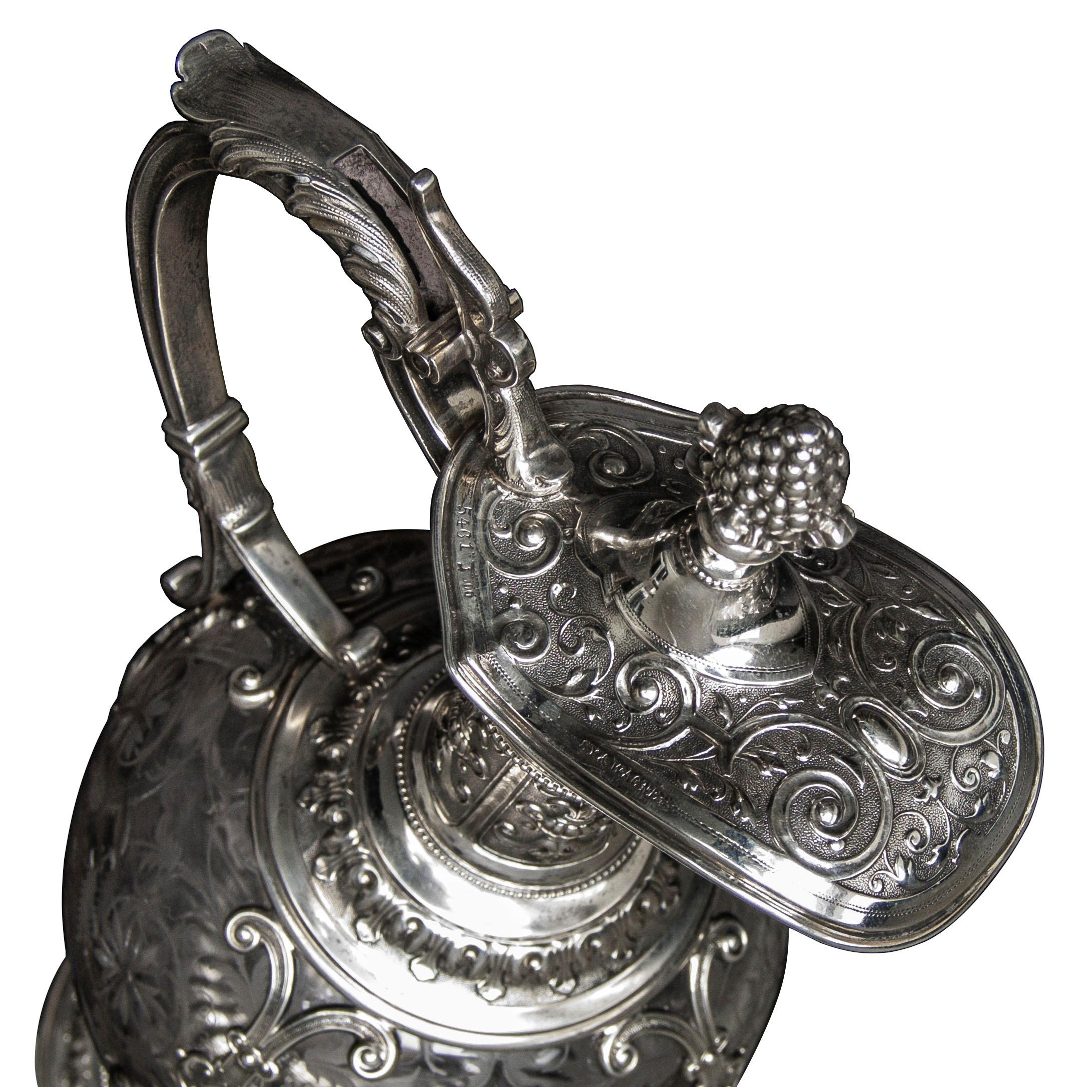 Pair of 19th Century German Silver Mounted Glass Claret Jugs im Zustand „Gut“ im Angebot in London, GB