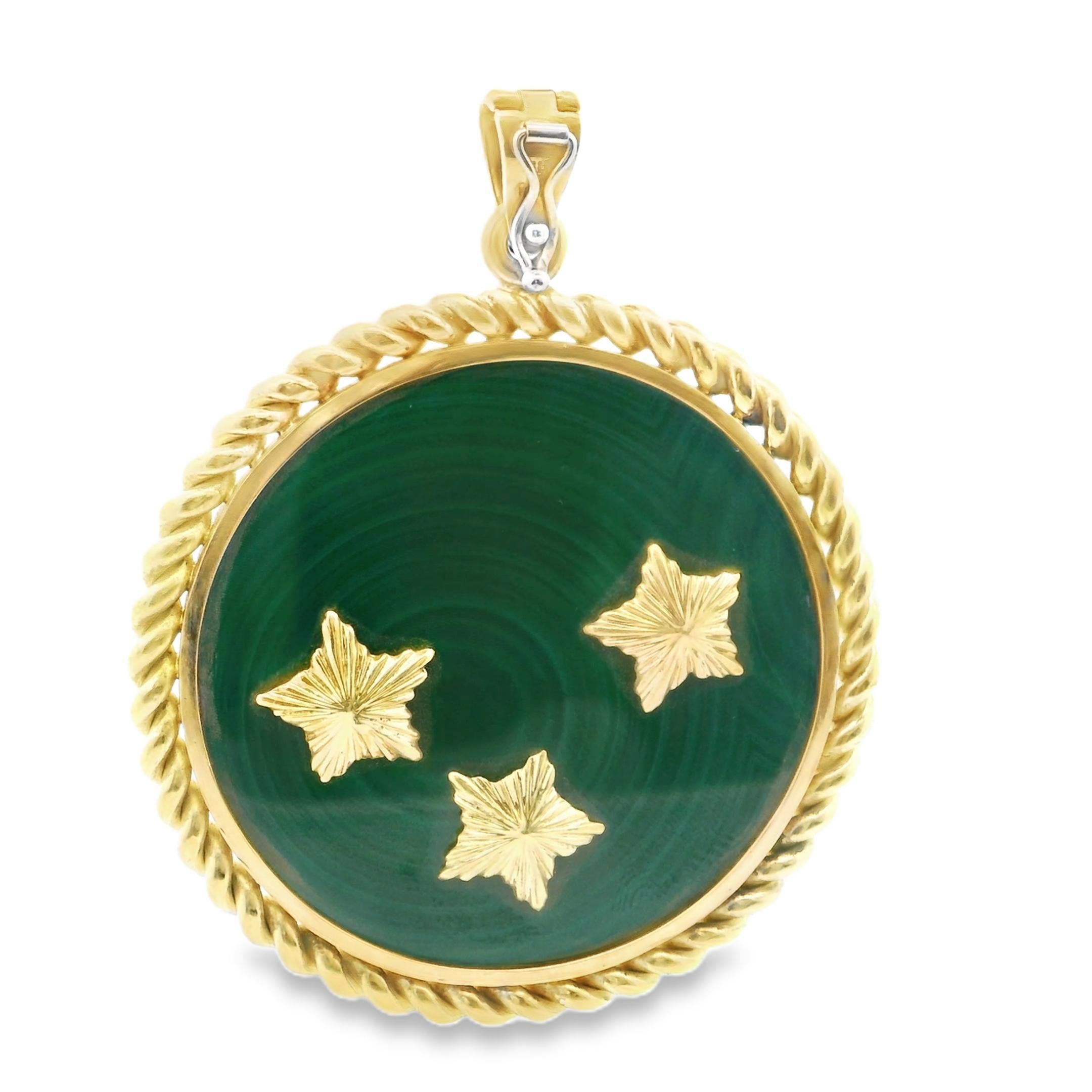 Nella casa dell'ariete
Il cielo non dimentica mai.

Questo monumentale medaglione di Van Cleef & Arpels, realizzato intorno al 1970, rende un omaggio celestiale al Capricorno con una grandezza mitica. Scolpita in oro giallo 18 carati dalla texture