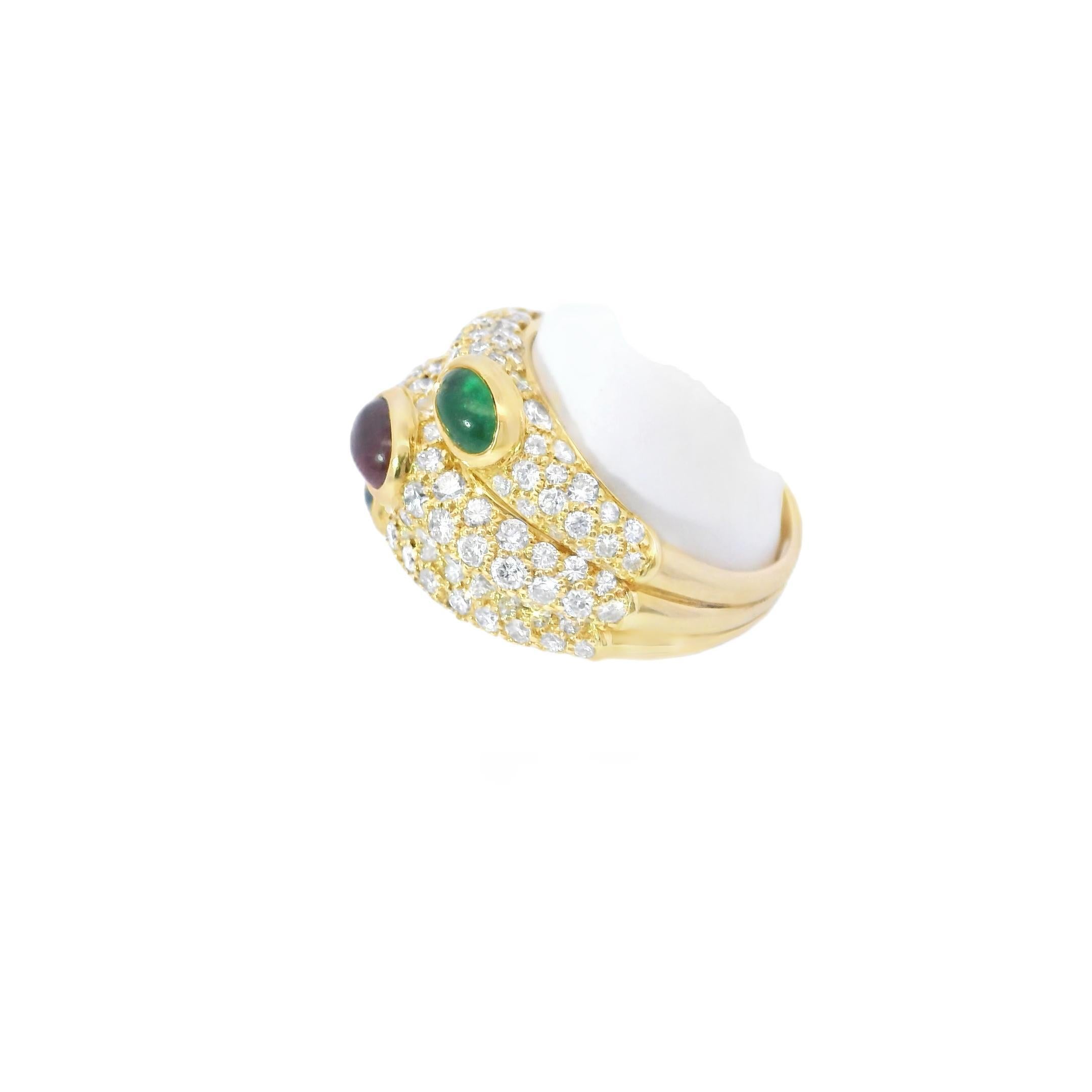 Dreifarbige Cabochons in einem Meer aus Licht
Wie drei Himmelskörper, die in einer Diamantkonstellation treiben.

Dieser skulpturale Ring von Cartier, der 1980 in Frankreich hergestellt wurde, ist ein Meisterwerk der Form und des farblichen