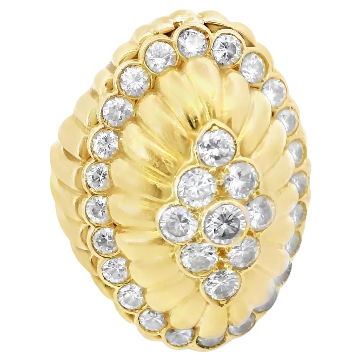 Anello a cupola ovale con diamante Van Cleef & Arpels 18 carati in vendita