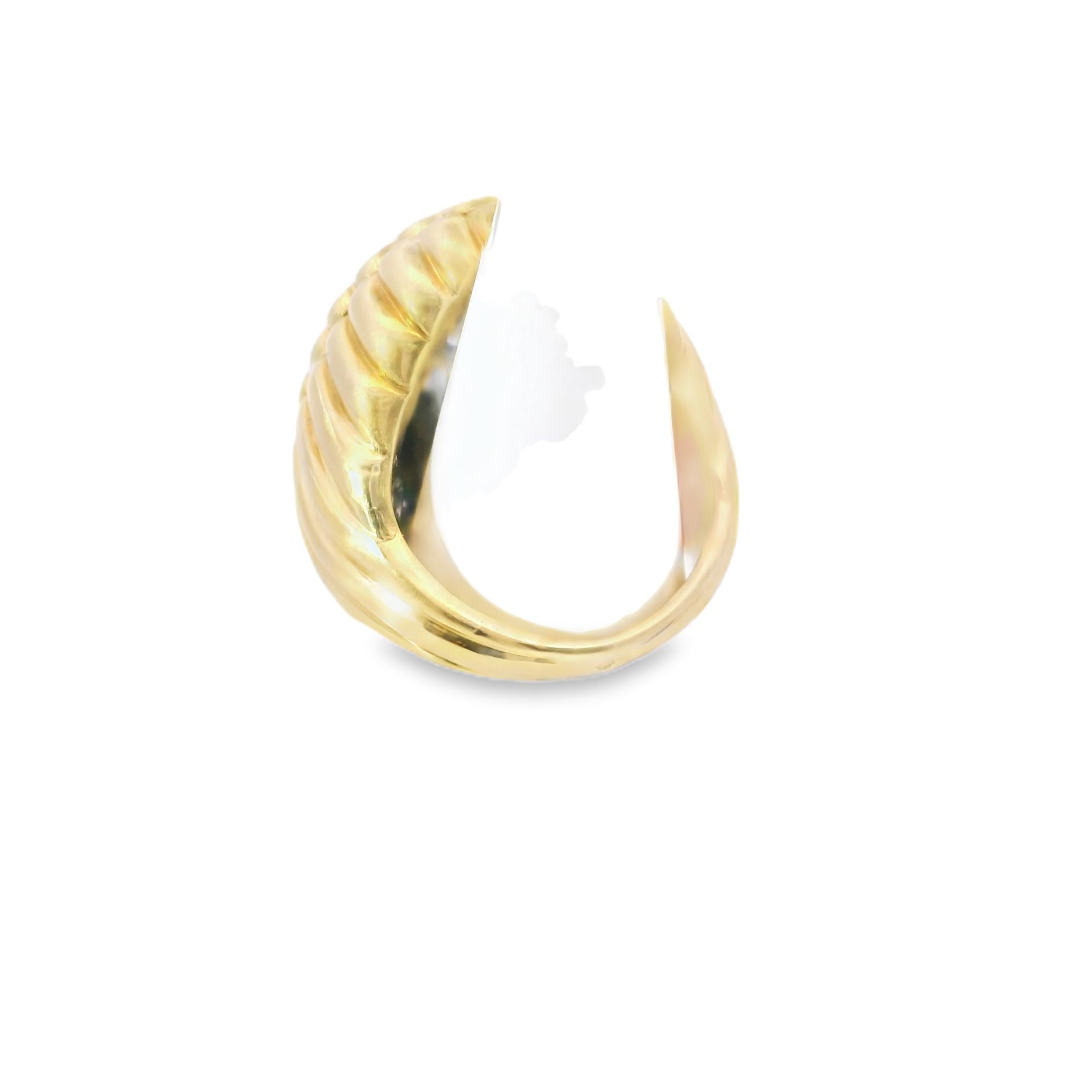 Taglio brillante Anello a cupola ovale con diamante Van Cleef & Arpels 18 carati in vendita