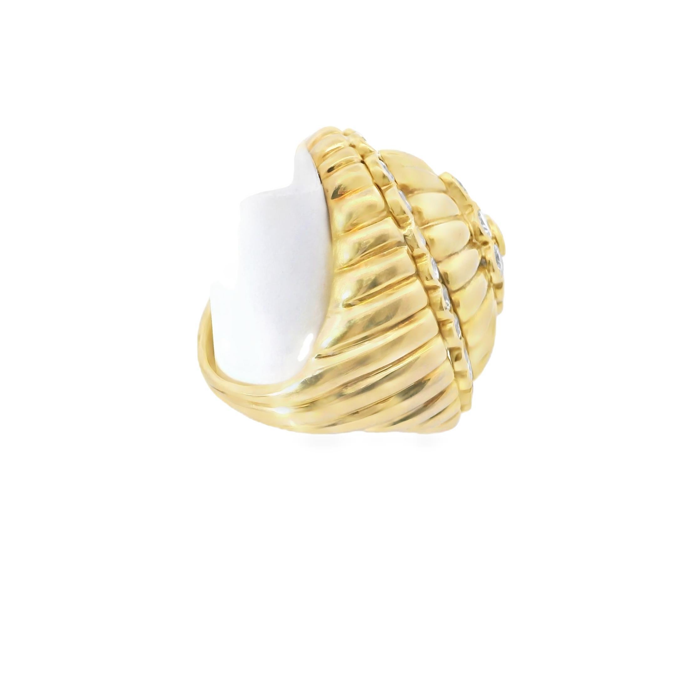 Anello a cupola ovale con diamante Van Cleef & Arpels 18 carati In condizioni buone in vendita a New York, NY