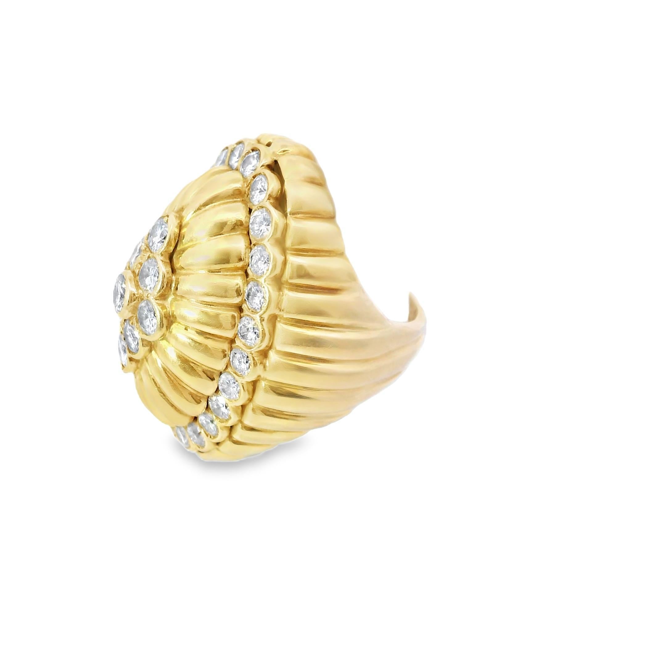 Anello Van Cleef & Arpels con diamanti, 1970
Un bagliore sommesso, scolpito nell'oro e nel fuoco silenzioso.

Realizzato da Van Cleef & Arpels in Francia intorno al 1970, questo audace anello a cupola evoca il linguaggio scultoreo del glamour di