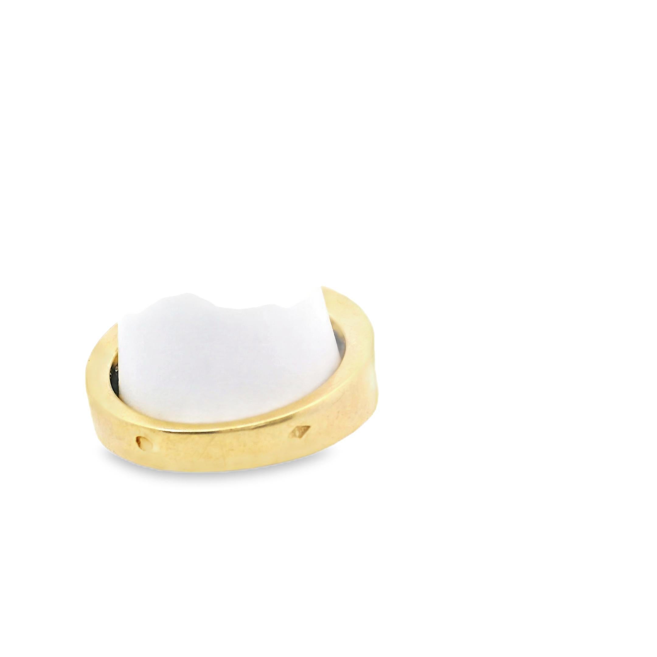 Un Jewell di precisione, a forma di battito cardiaco.

Realizzato a Parigi da Van Cleef & Arpels, questo anello da cocktail scultoreo fonde una forma giocosa con una rigorosa lavorazione artigianale. Composto da due elementi a forma di cuore uniti