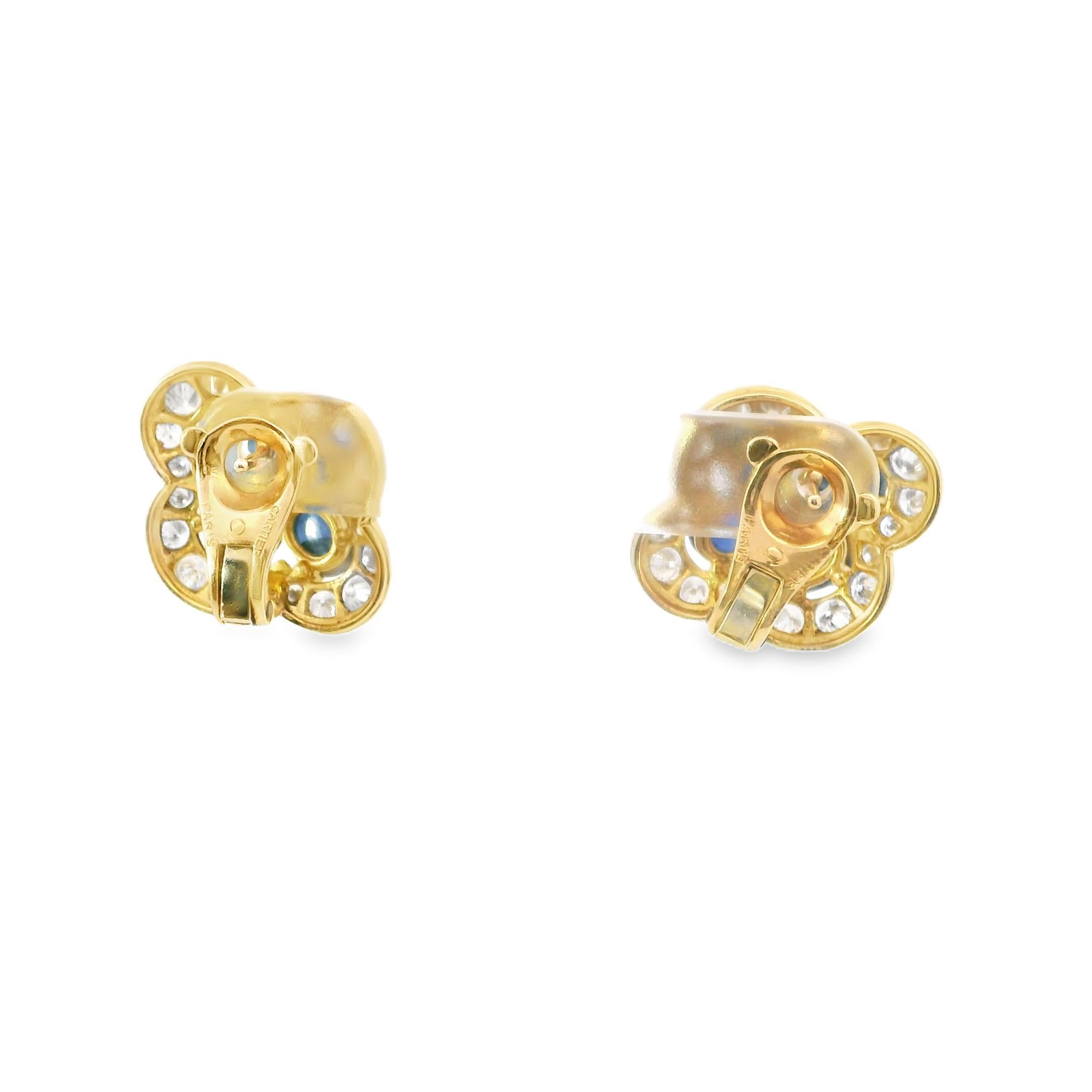 Petali di mezzanotte in luce dorata
Come se si trattasse di una serata parigina, poco prima che cali il sipario.

Questa luminosa parure di Cartier degli anni '80, che comprende un paio di orecchini a forma di quatrefoil e un anello abbinato,