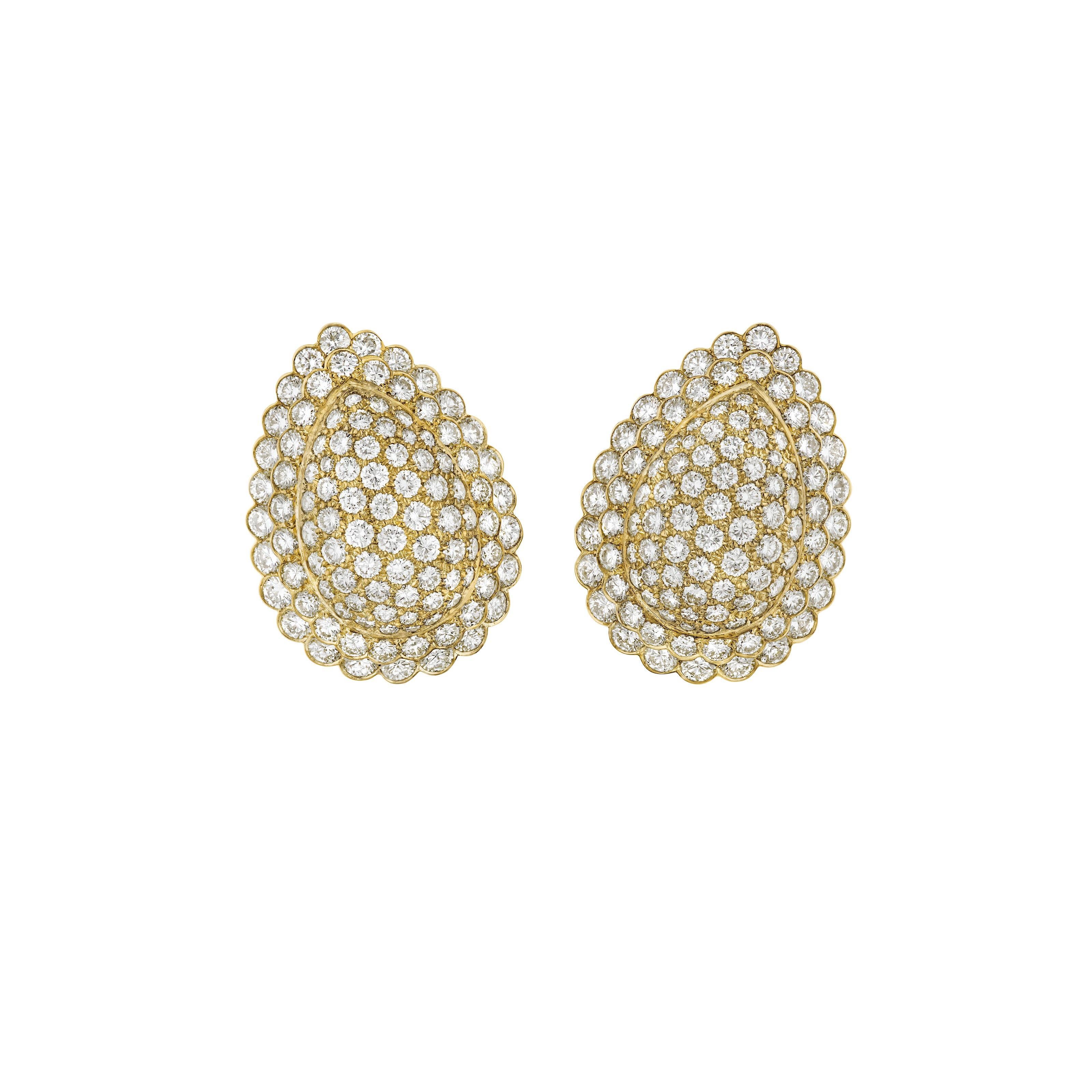 Orecchini a goccia con pavé di diamanti Van Cleef & Arpels, 1980
Una costellazione in oro.

Realizzati in Francia negli anni '80 da Van Cleef & Arpels, questi orecchini luminosi incarnano la maestria scultorea della Maison. Ogni orecchino forma una
