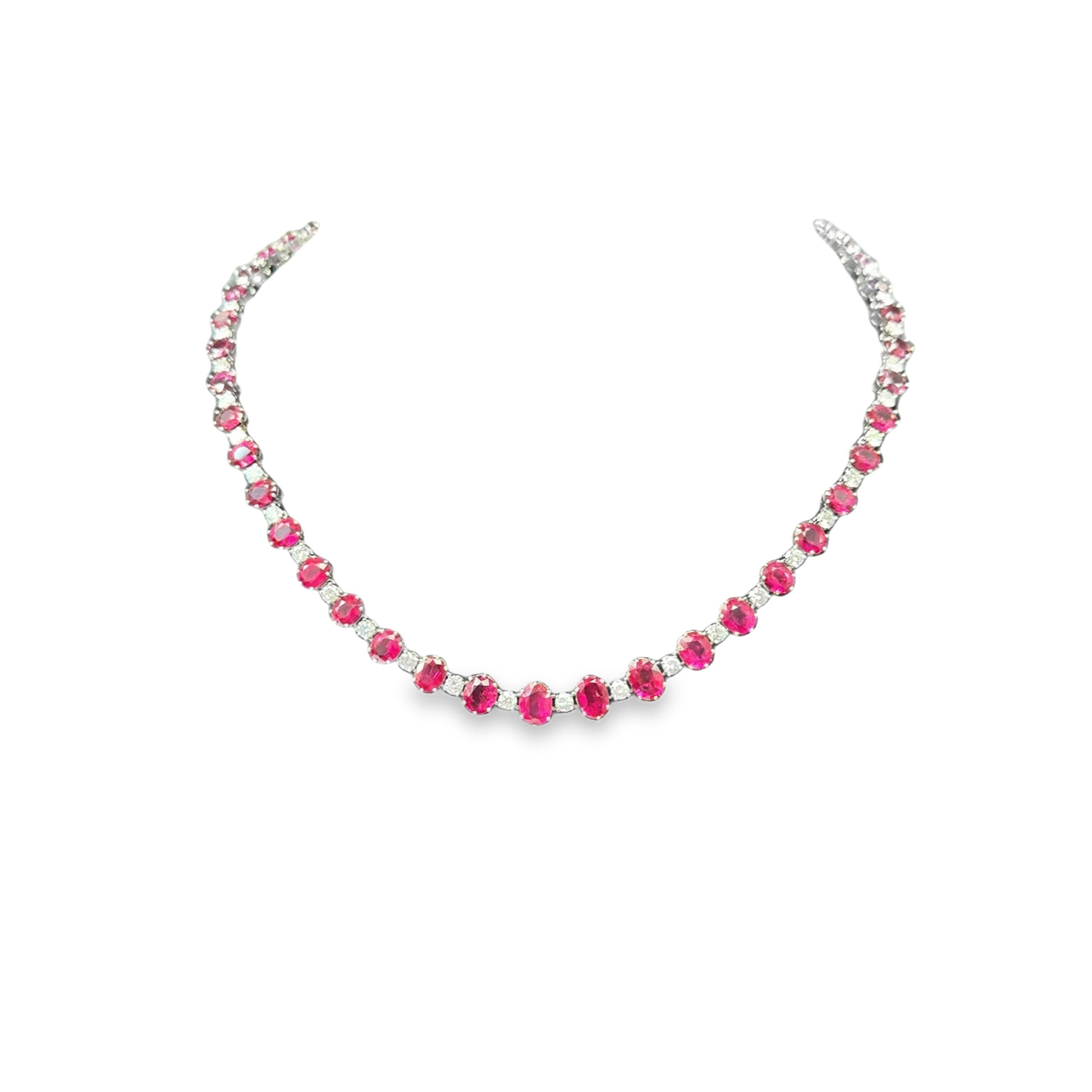 Moderno Una collana di rubini 51,09 ct e diamanti in oro bianco 18 carati in vendita