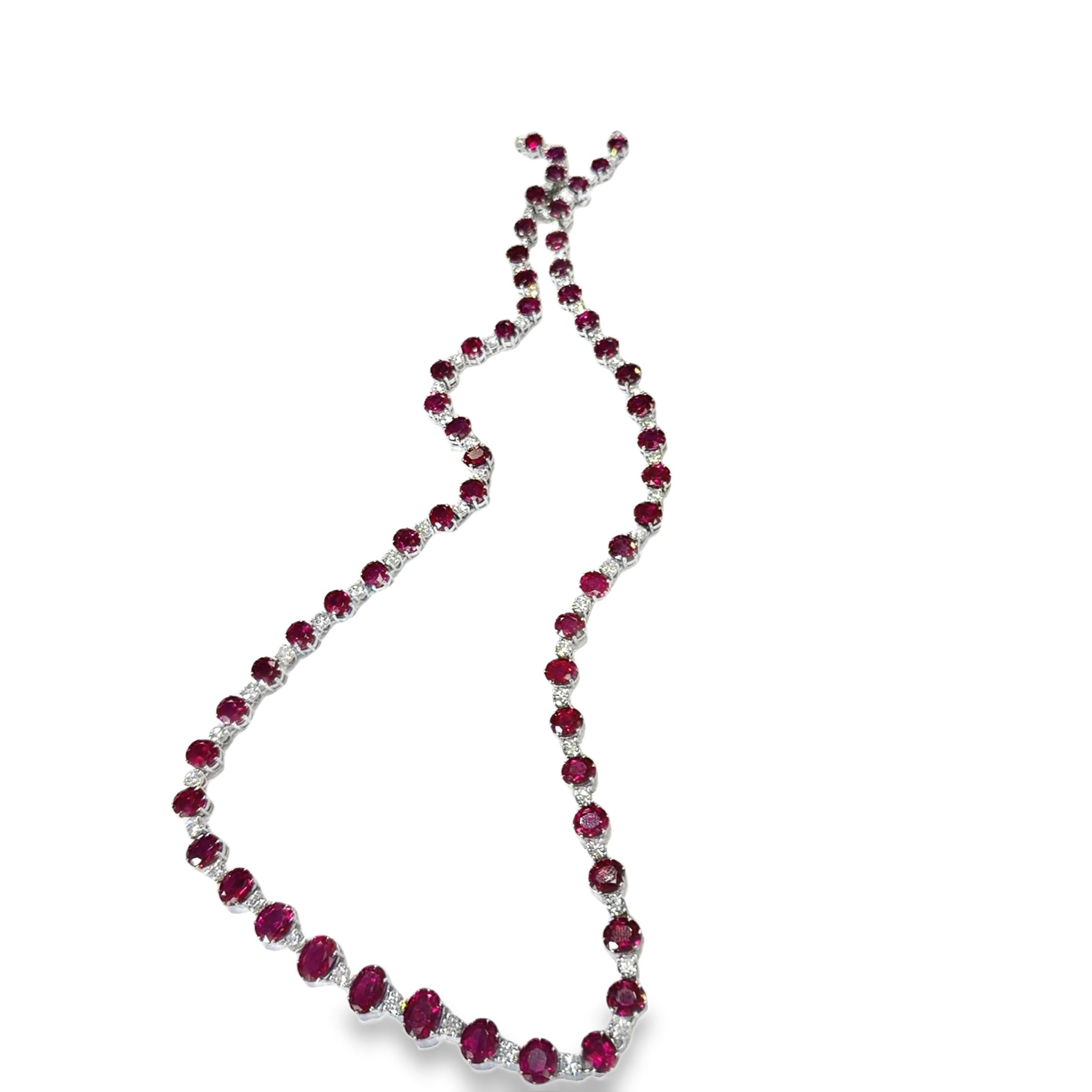 Taglio cuscino Una collana di rubini 51,09 ct e diamanti in oro bianco 18 carati in vendita