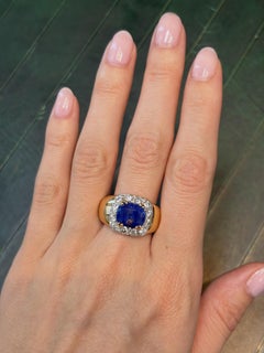 Bague française des années 1980 en or jaune 18 carats, sertie d'un saphir de Ceylan et de diamants