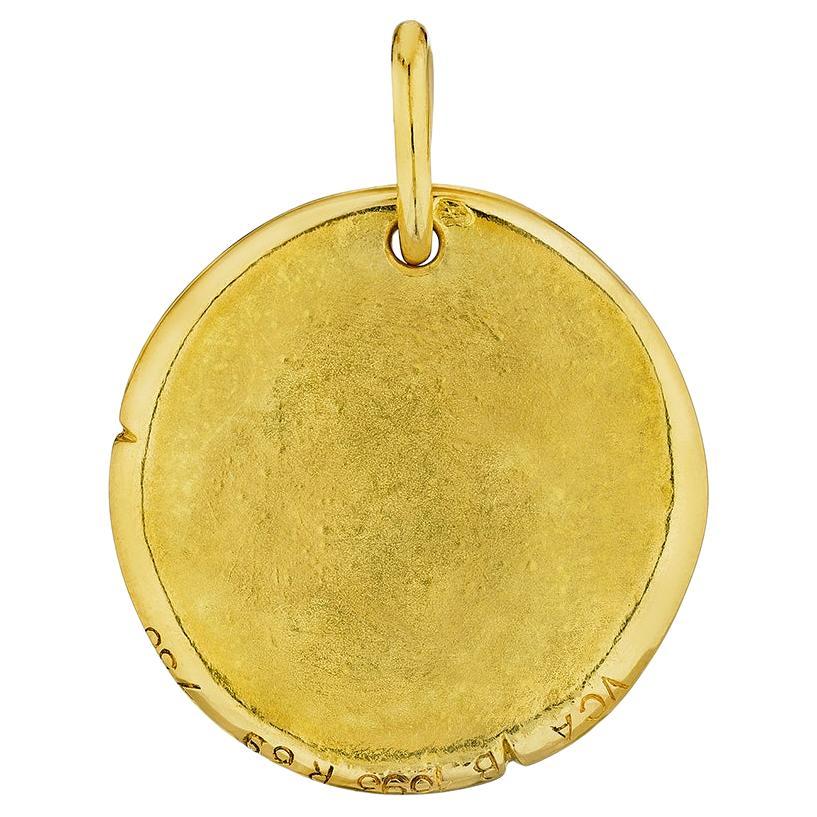 Piccolo ma molto potente, questo raro ciondolo a forma di zodiaco modernista in oro giallo 18 carati di Van Cleef & Arpels Paris Georges L'Enfant Aries è prezioso e da collezione. Circa 1970-75. Firmato VCA con marchio Georges L'Enfant.  Diametro di