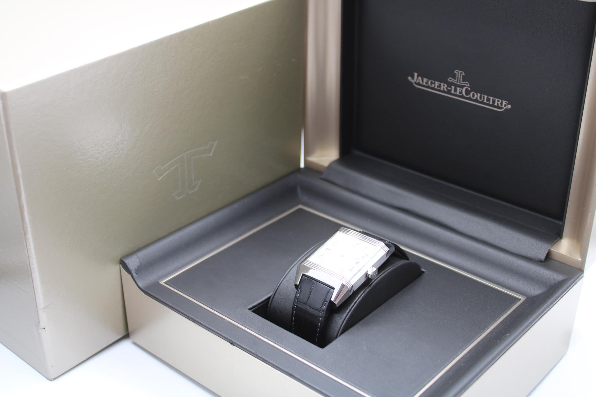 Jaeger-LeCoultre Reverso Squadra Hometime  Rif. 230.8.77  Quadrante Guilloché argento  Tempo doppio  Automatico  Scatola e garanzia
Il Reverso Squadra Hometime (Ref. 230.8.77) offre tutto ciò che ci si aspetta dall'iconica linea Reverso di