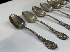 Juego de 12 cucharas antiguas de plata de ley «Whiting», con motivos de rosas en repujado, de Black Starr & Frost