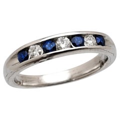 Anello a fascia in oro bianco 14 carati con zaffiro blu naturale e diamanti incastonati a canale